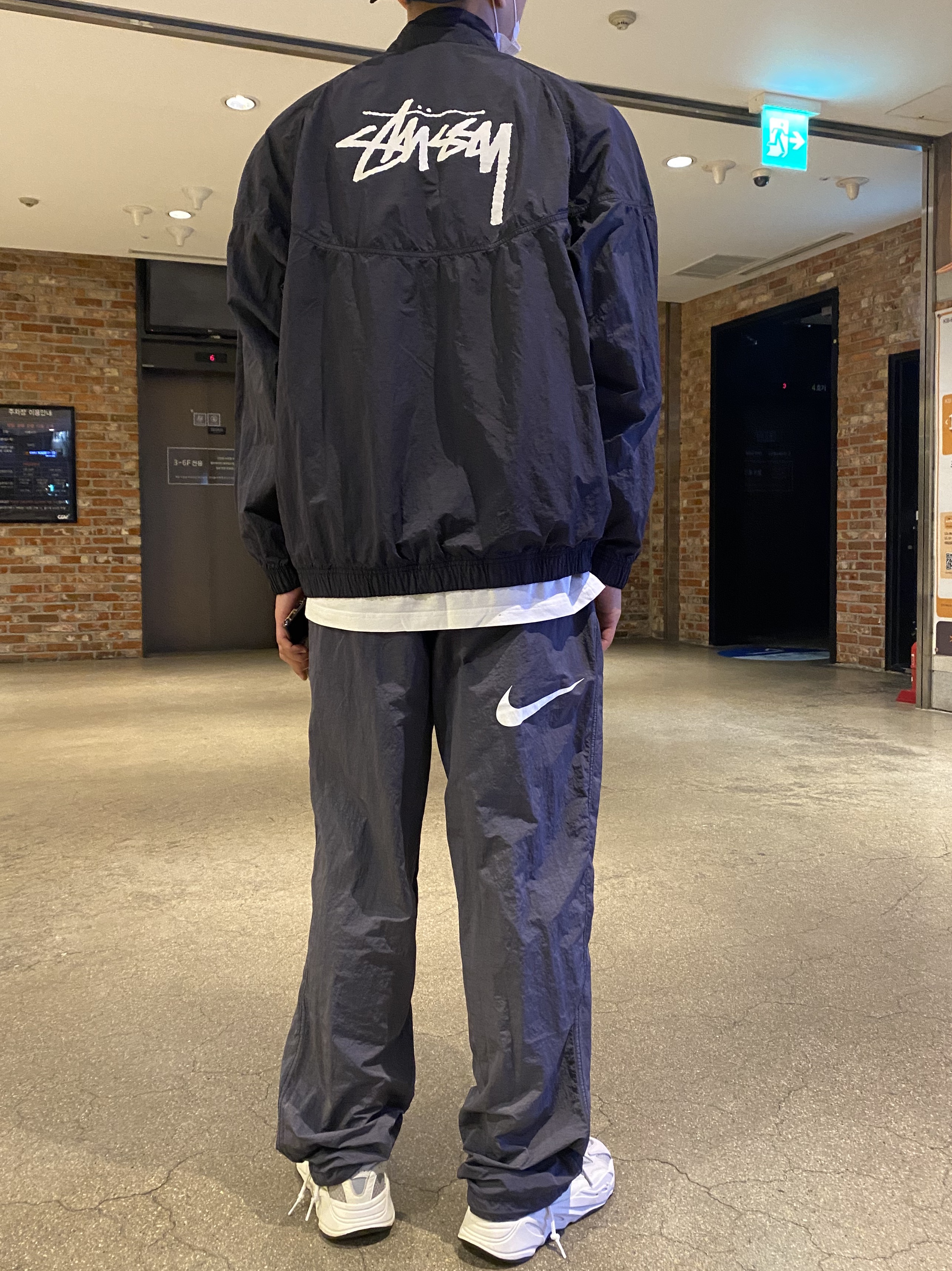 Nike x Stussy Beach Pants Off Noir, Nike x Stussy Windrunner Jacket Off Noir 착용 스타일 - 2