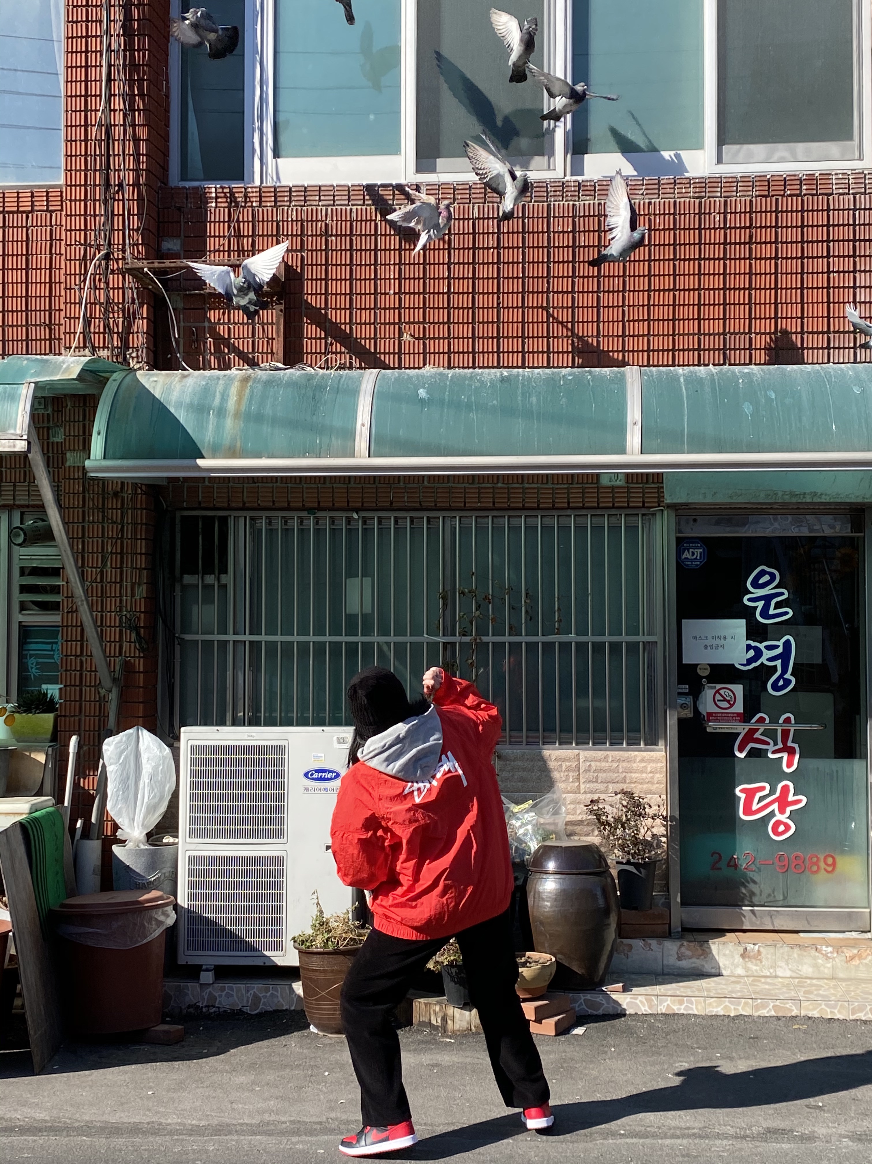 Supreme Cashmere Beanie Black - 20FW, Nike x Stussy Windrunner Jacket Habanero Red 착용 스타일 - 3