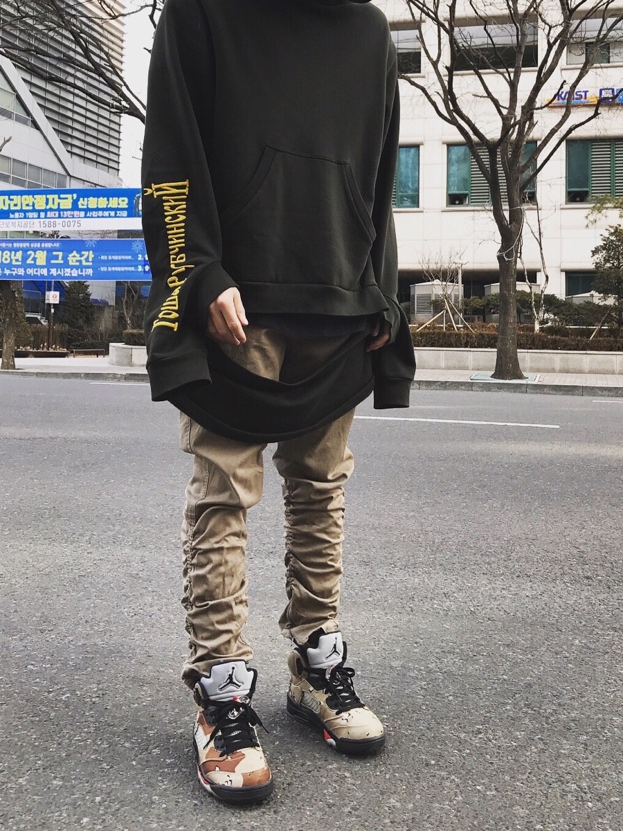 Jordan 5 x Supreme Retro Desert Camo 착용 스타일