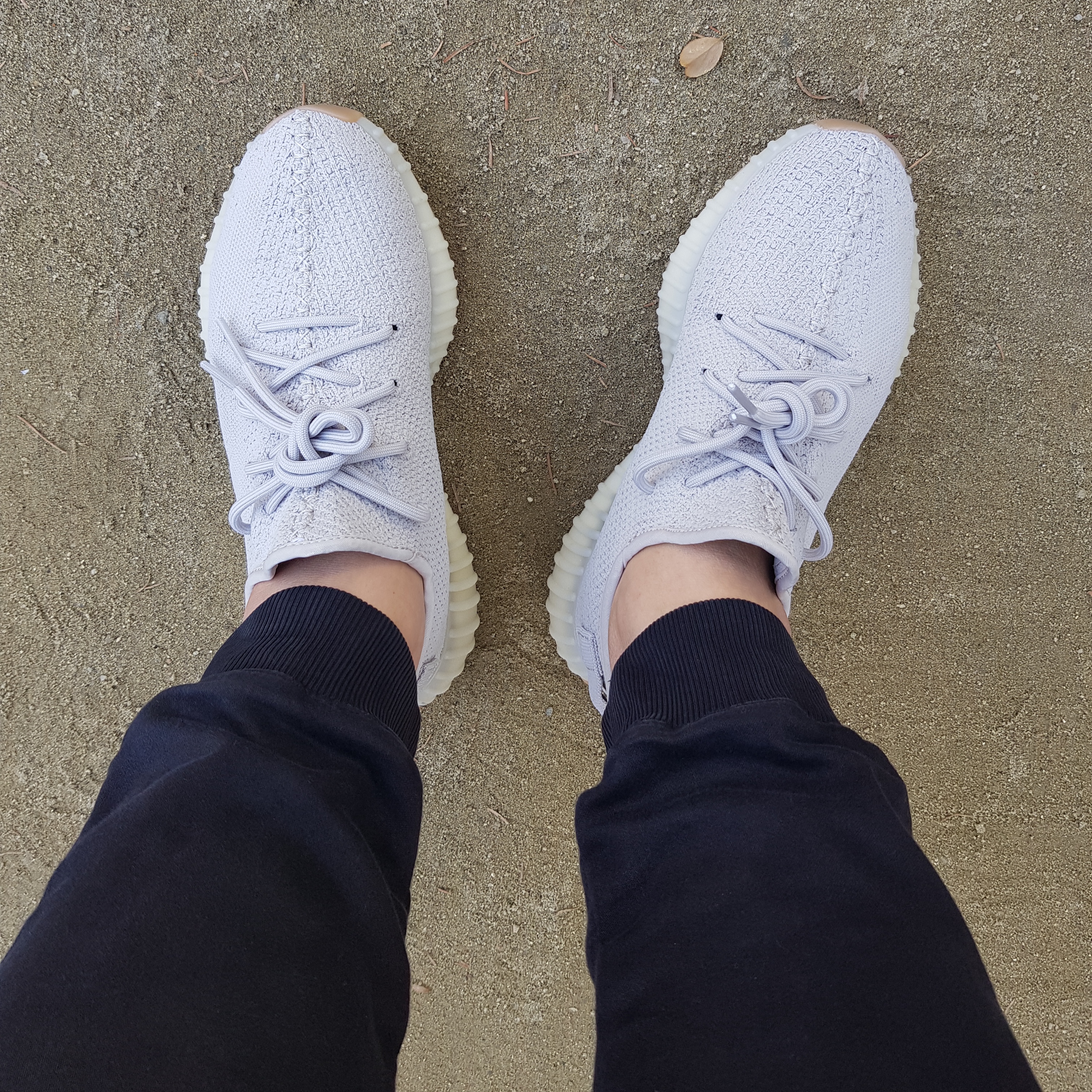 Adidas Yeezy Boost 350 V2 Zebra 2017/2019/2020, Adidas Yeezy Boost 350 V2 Cream/Triple White 착용 스타일 - 3