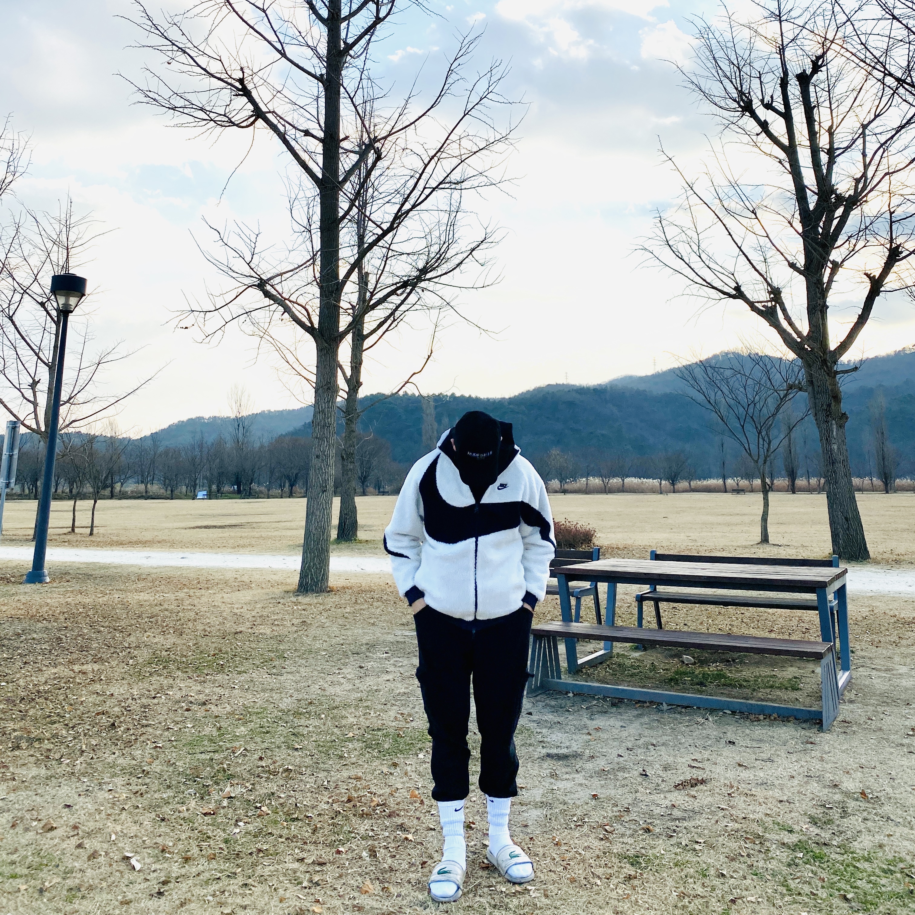 Nike Big Swoosh Full Zip Jacket White Navy 착용 스타일