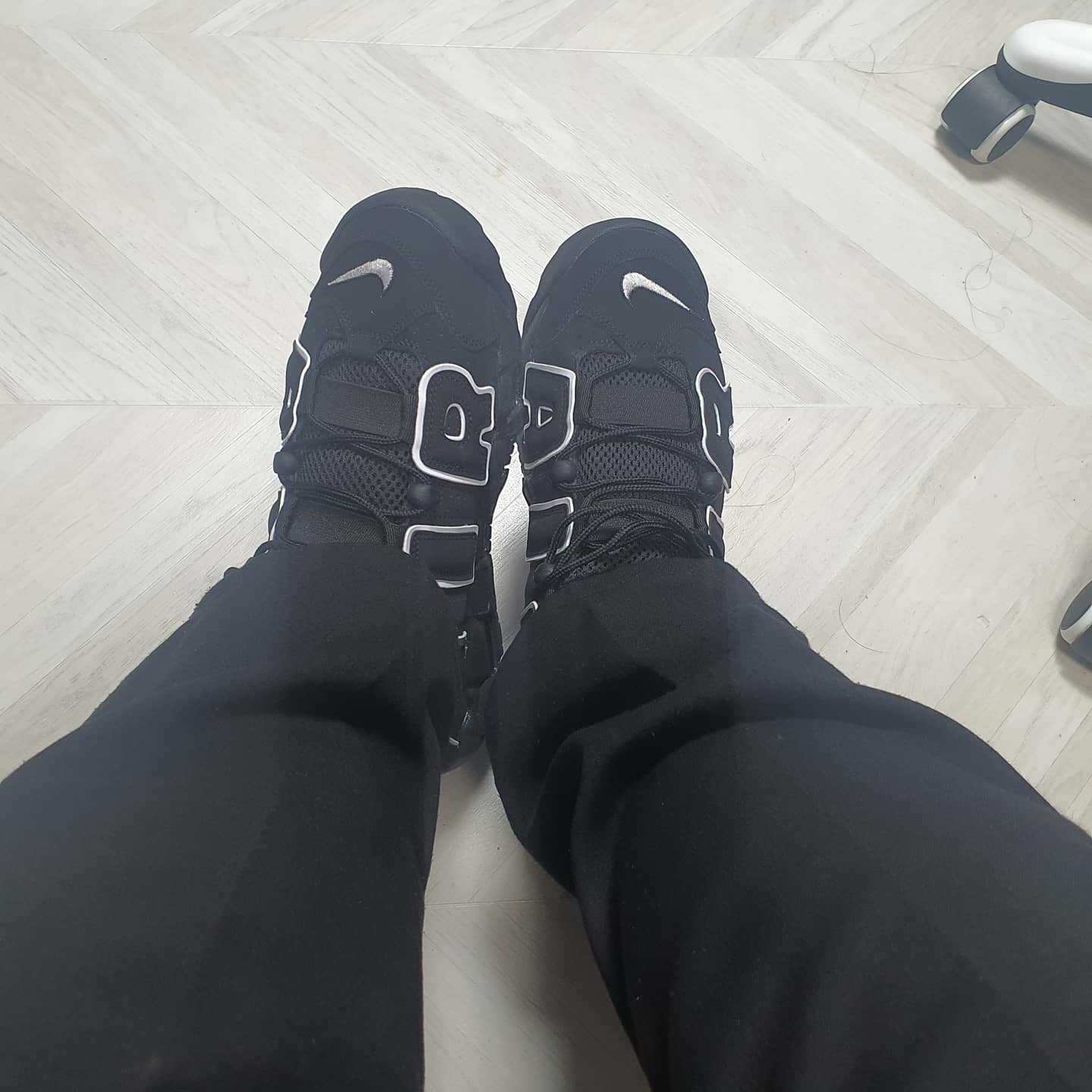 Nike Air More Uptempo Black White 2020 착용 스타일 - 5
