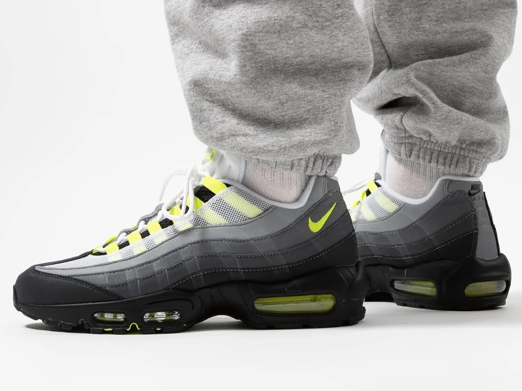 Nike Air Max 95 OG Neon Yellow 2020 착용 스타일 - 2