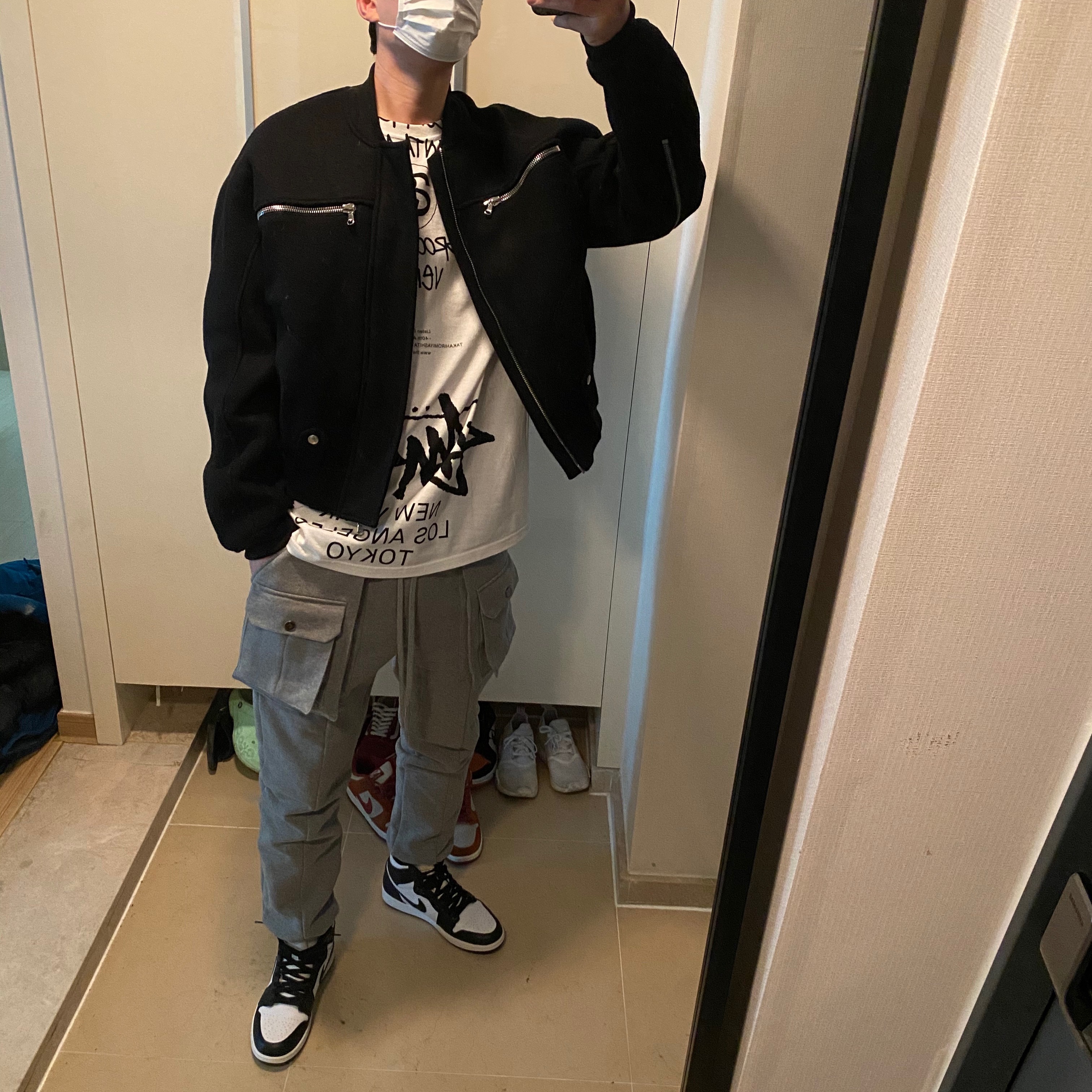 Jordan 1 Retro High OG Black White 2014, Stussy x Takahiromiyashita The Soloist 40 WT T-Shirt 착용 스타일 - 1