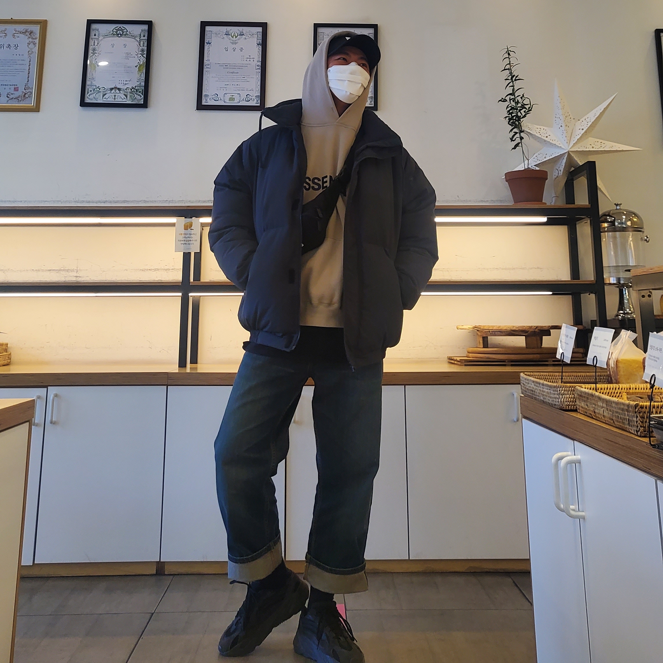 Adidas Yeezy Boost 700 V2 Vanta 2019, Essentials 3D Silicon Applique Pullover Hoodie String Tan - 20SS 착용 스타일 - 1