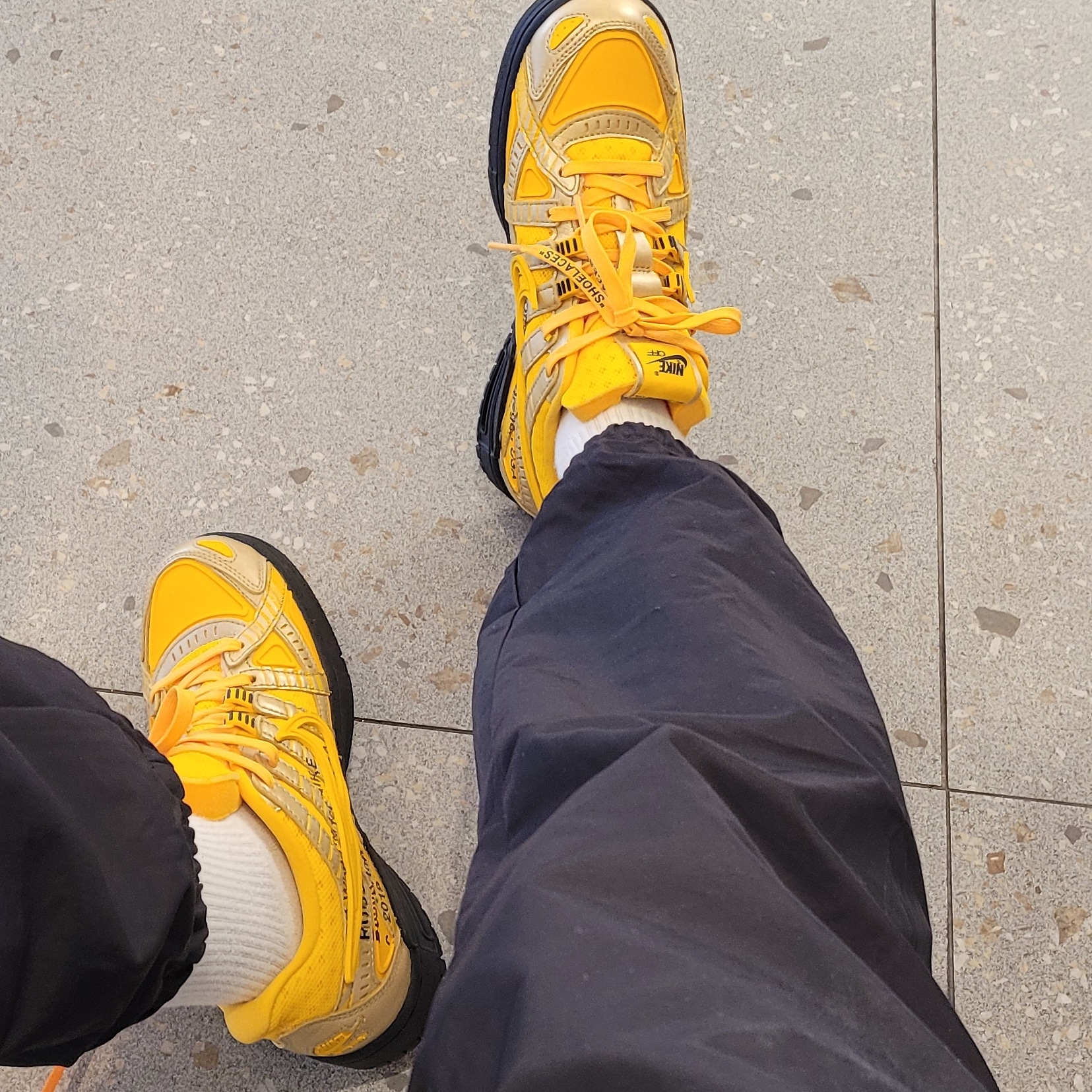 Nike x Off-White Air Rubber Dunk University Gold 착용 스타일