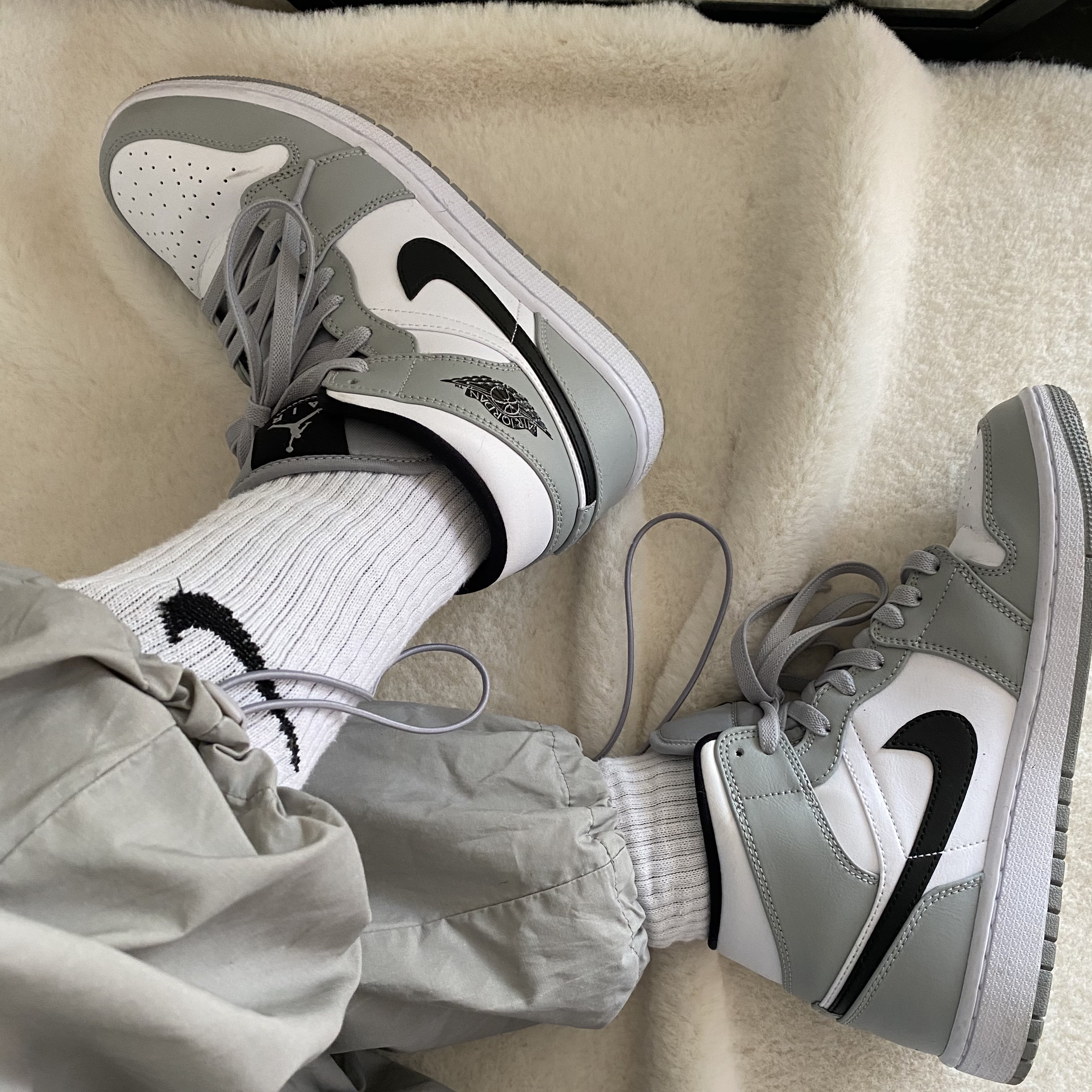 Jordan 1 Mid Light Smoke Grey 착용 스타일 - 2