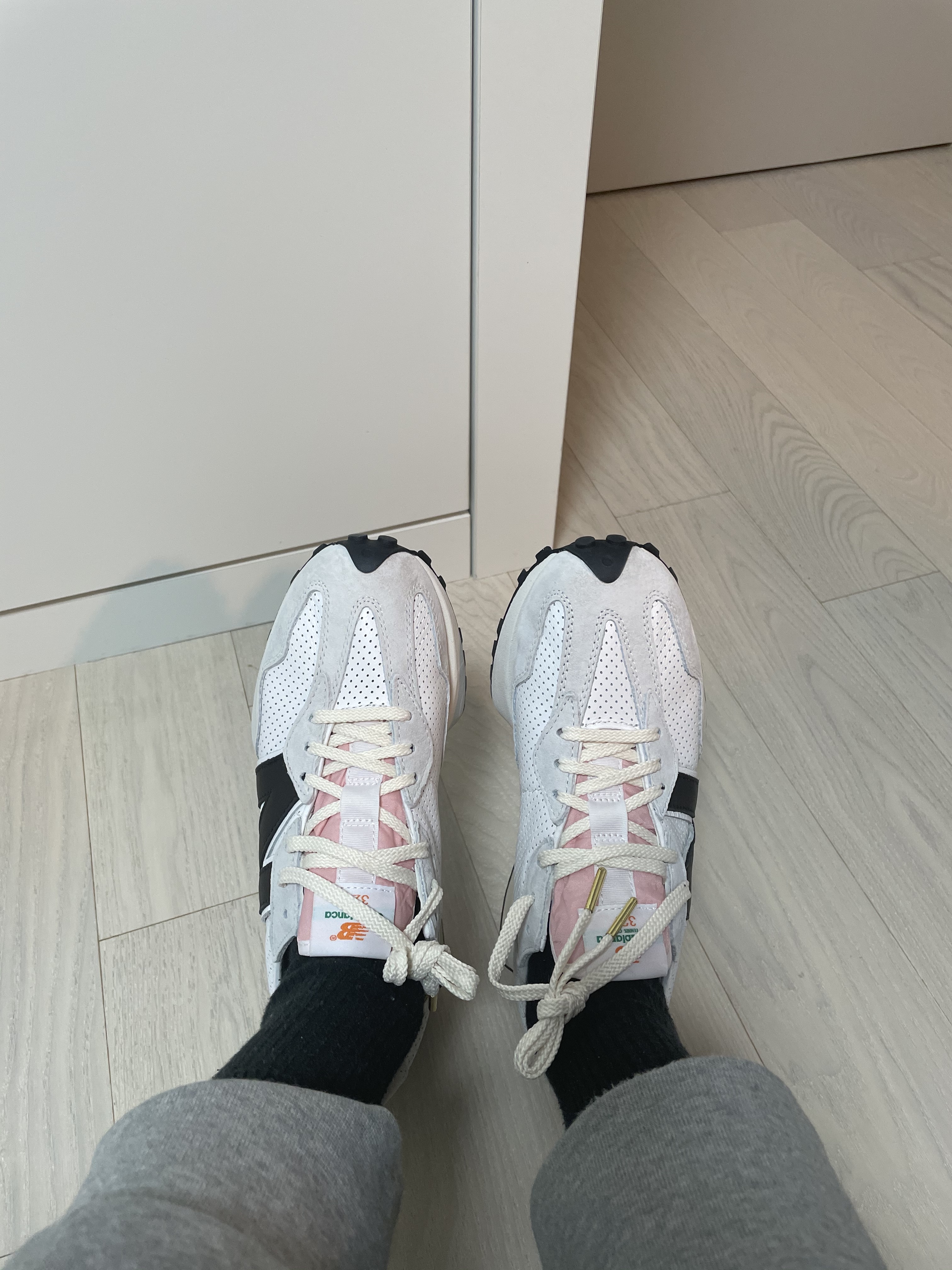 New Balance x Casablanca 327 Idealist Black Grey Pink 착용 스타일 - 3