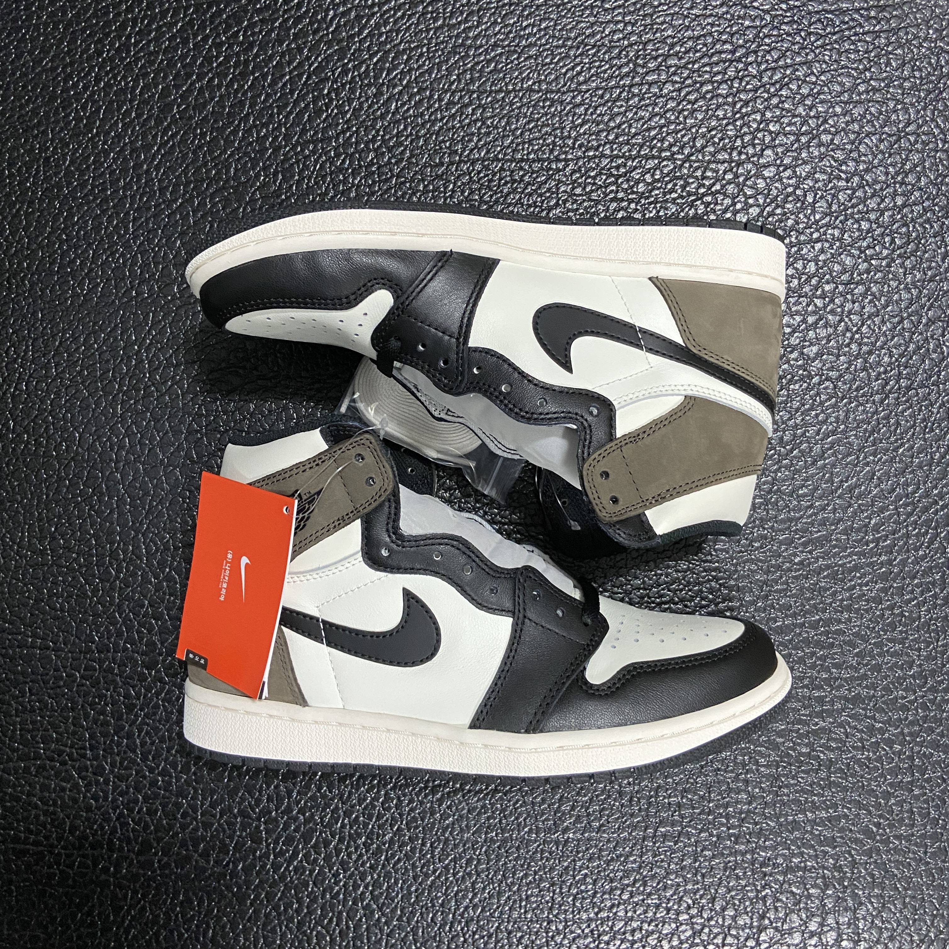 Jordan 1 Retro High OG Black Mocha 착용 스타일