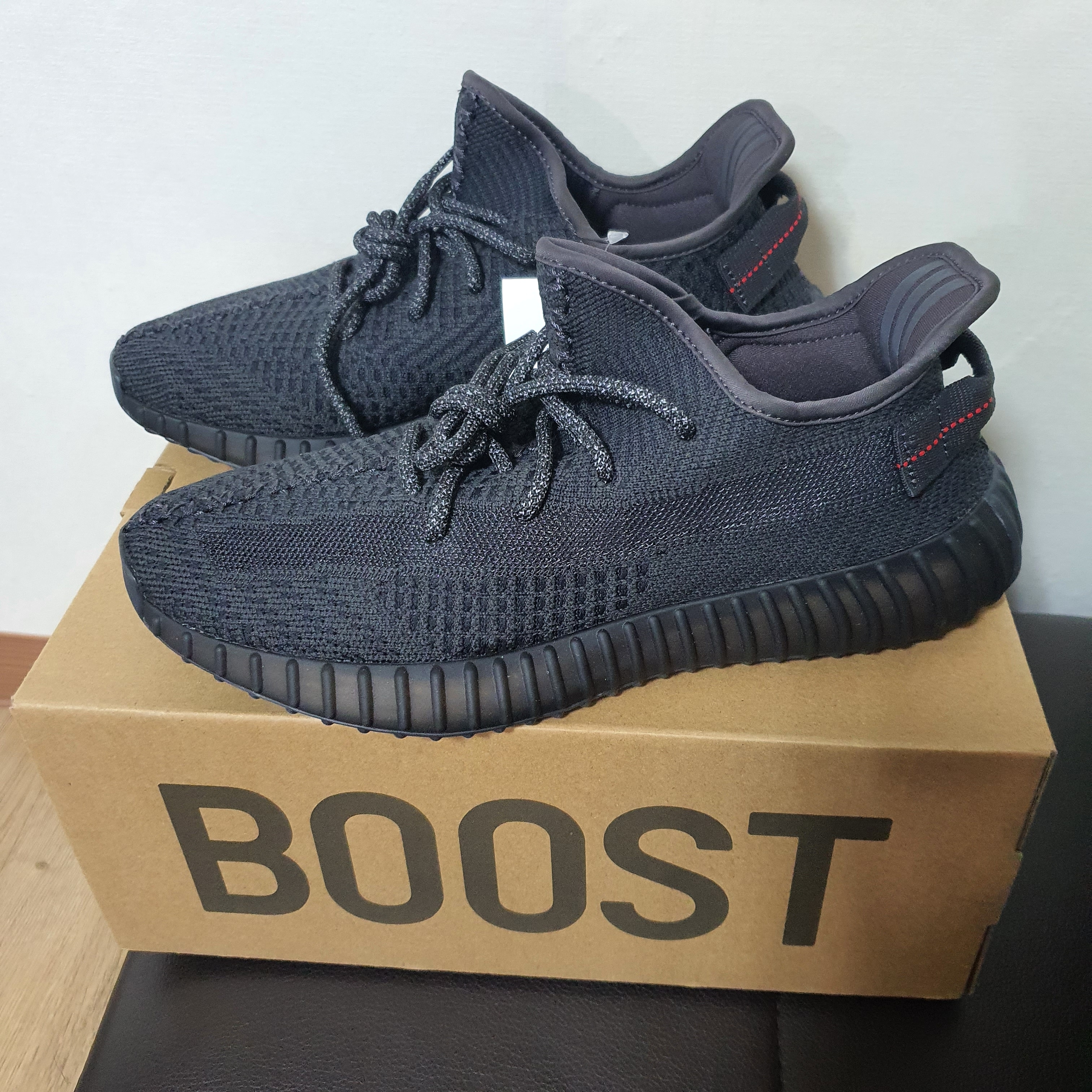 Adidas Yeezy Boost 350 V2 Black - Non-Reflective 착용 스타일