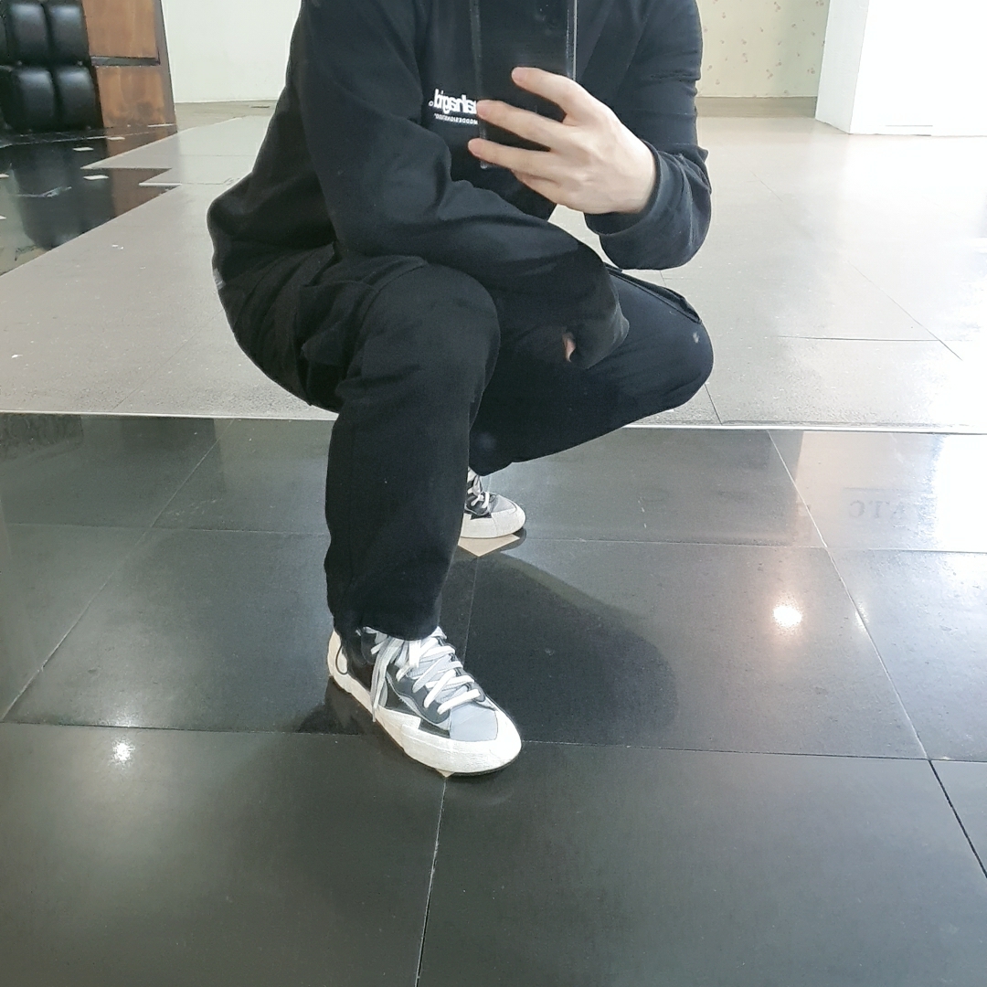 Nike x Sacai Blazer Mid Black Grey 착용 스타일
