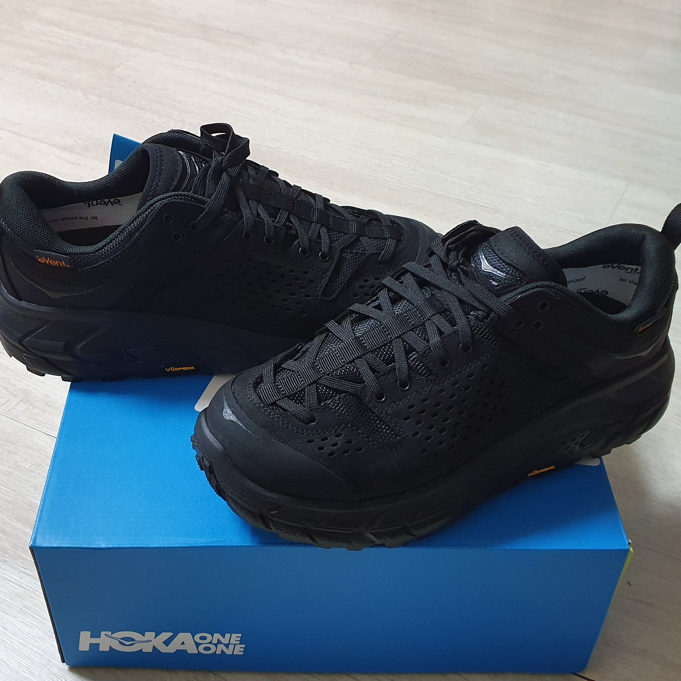 Hoka Tor Ultra Low WP JP Black 착용 스타일 - 2