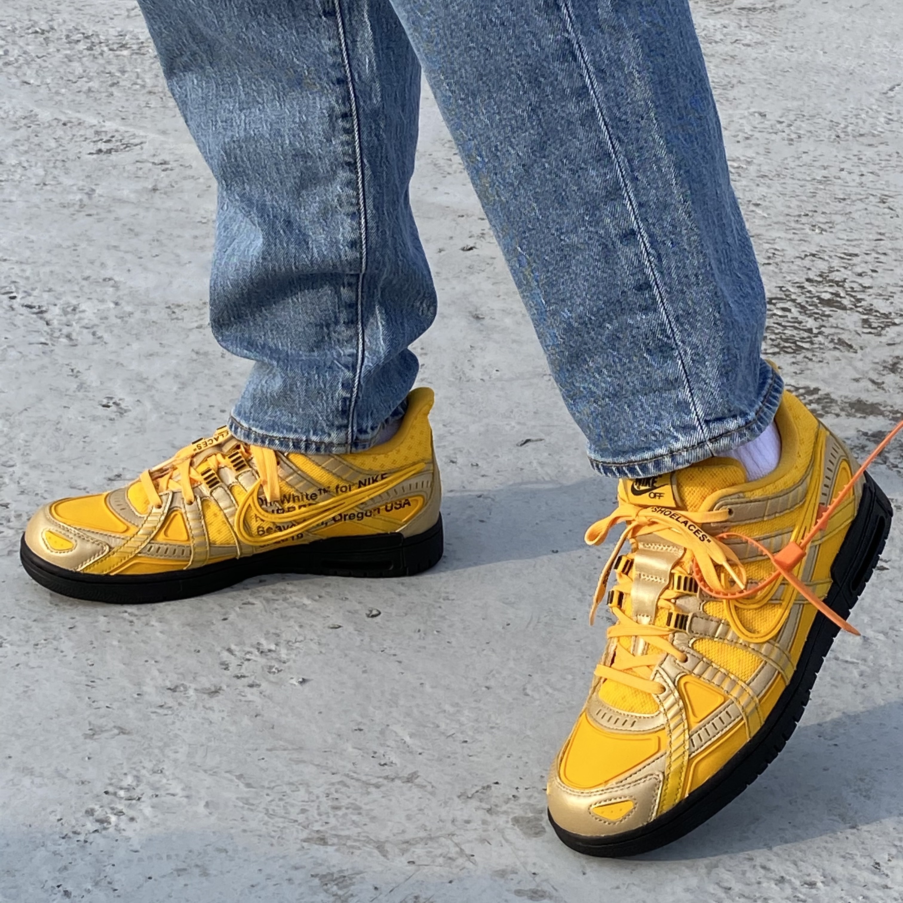 Nike x Off-White Air Rubber Dunk University Gold 착용 스타일