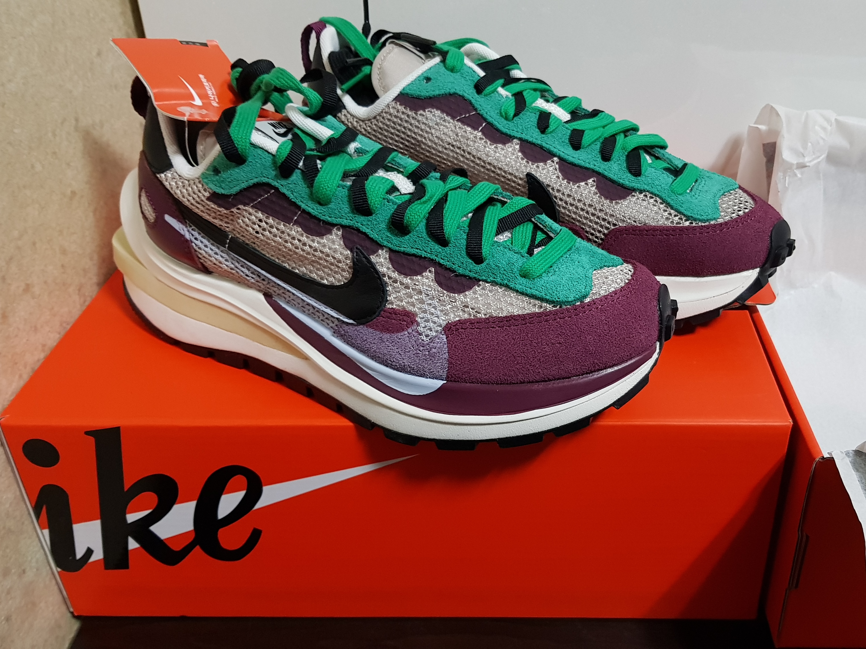 Nike x Sacai VaporWaffle String & Black Villain Red 착용 스타일