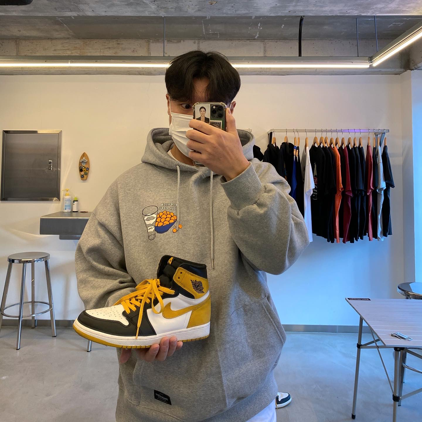 Jordan 1 Retro High Yellow Ochre 착용 스타일 - 2