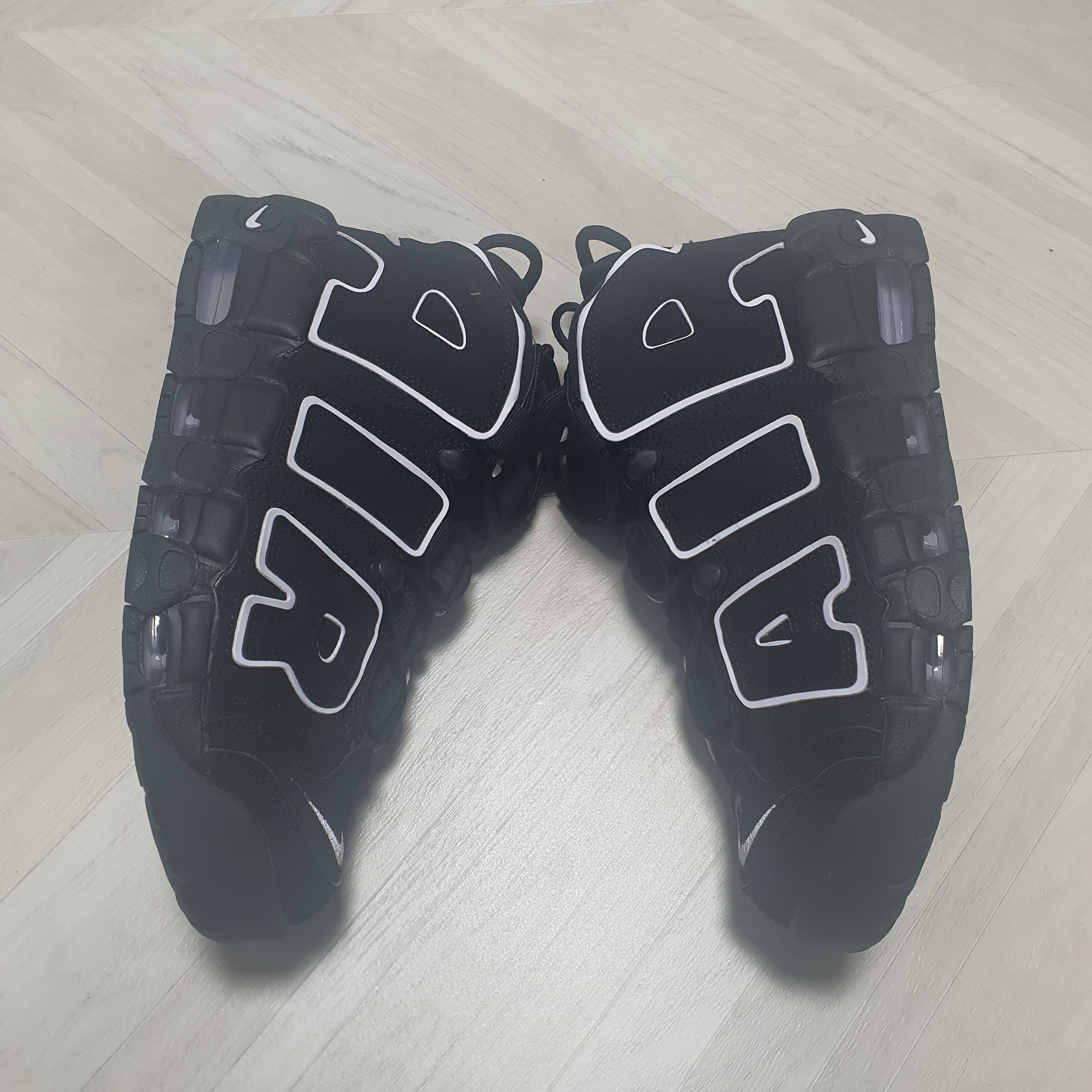 Nike Air More Uptempo Black White 2020 착용 스타일 - 4
