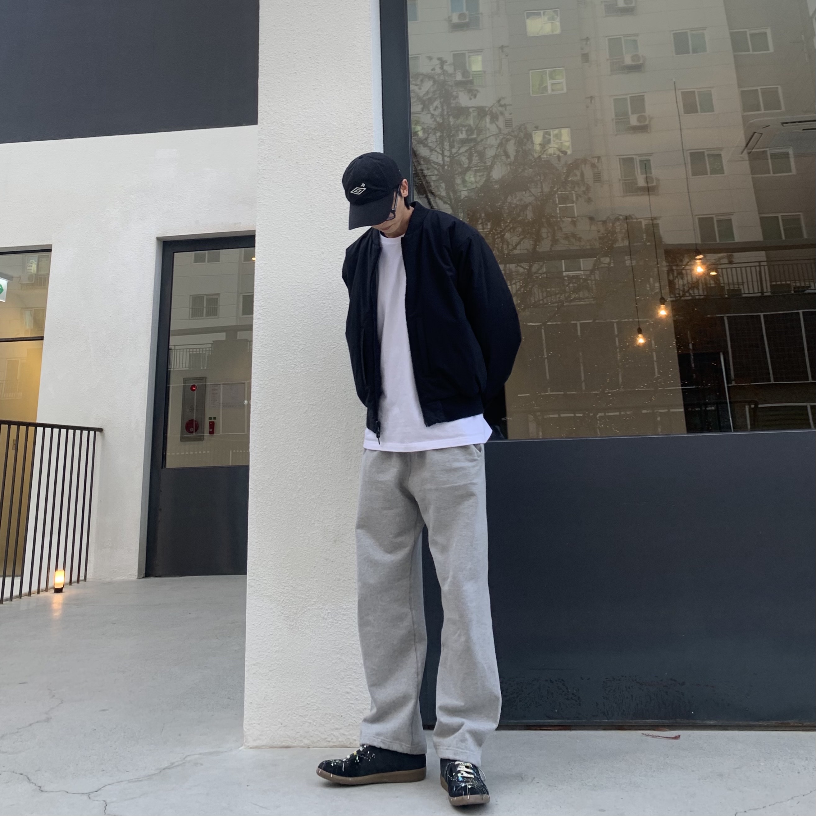 Maison Margiela Replica Paint Drop Sneakers Black 착용 스타일