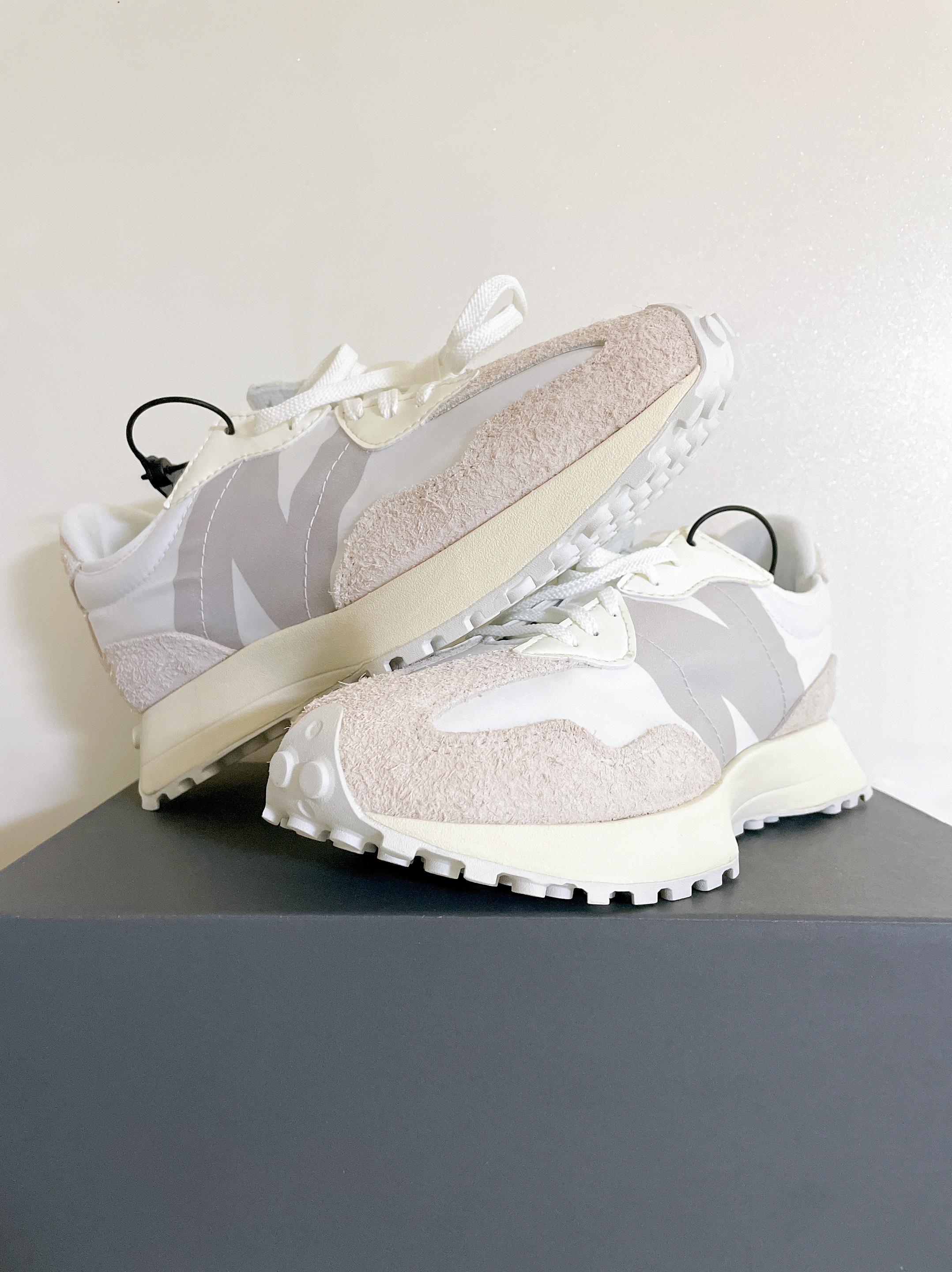 (W) New Balance 327 White Moonbeam 착용 스타일