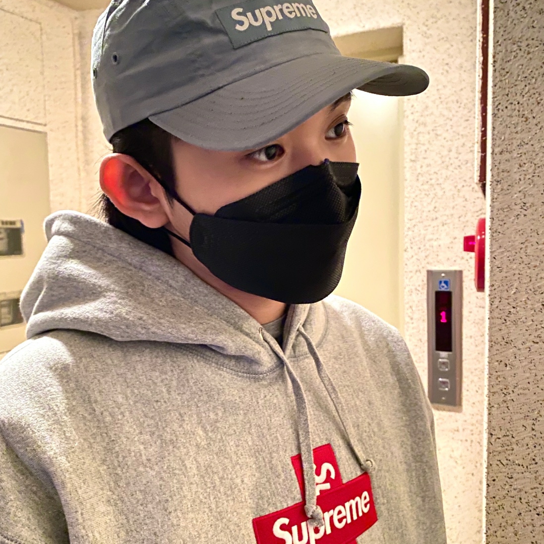 Supreme Cross Box Logo Hooded Sweatshirt Heather Grey - 20FW, Supreme Dry Wax Cotton Camp Cap Black - 20FW 착용 스타일