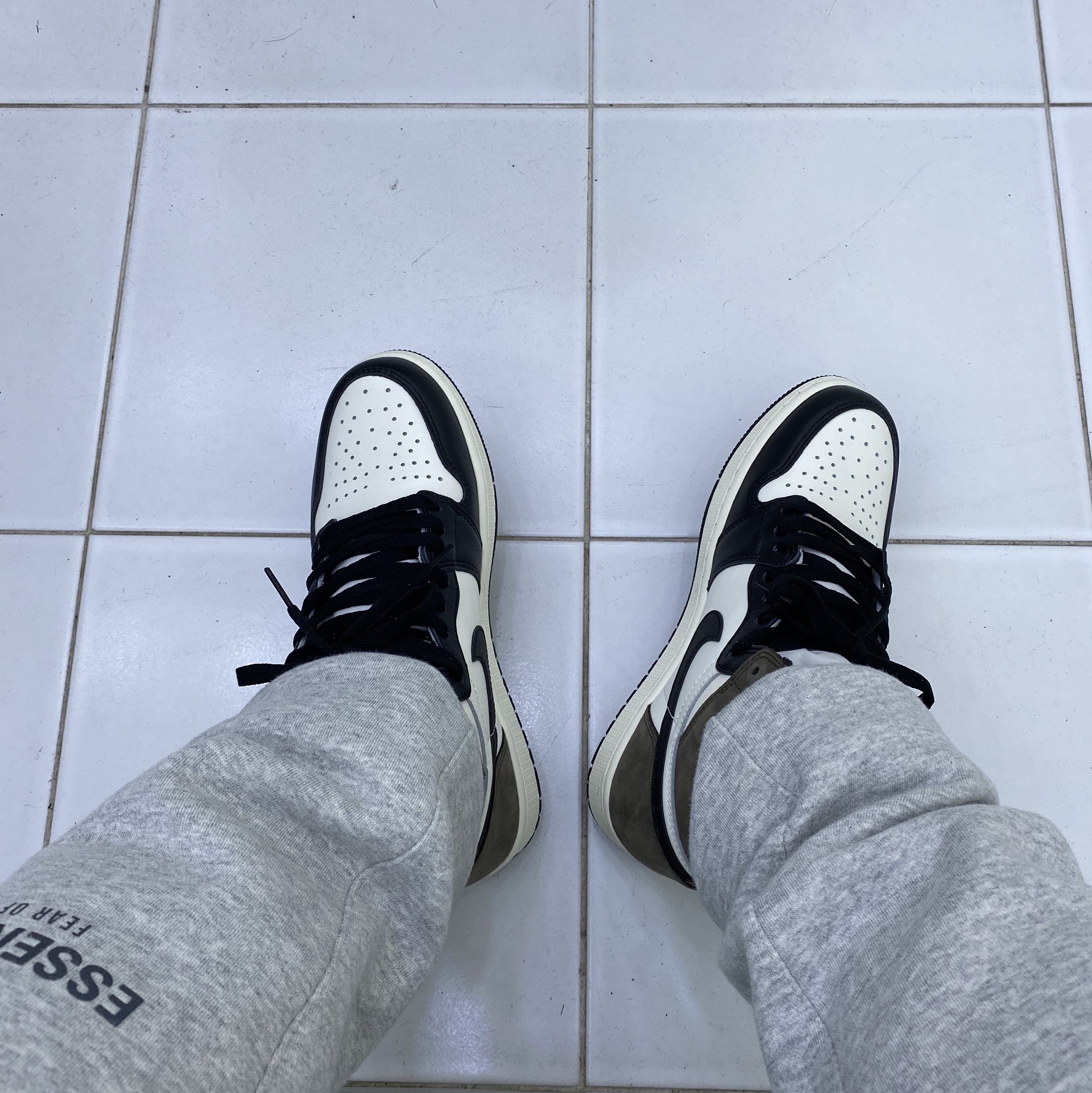 Jordan 1 Retro High OG Black Mocha, Essentials Track Pants Silver Reflective - 20SS 착용 스타일 - 1