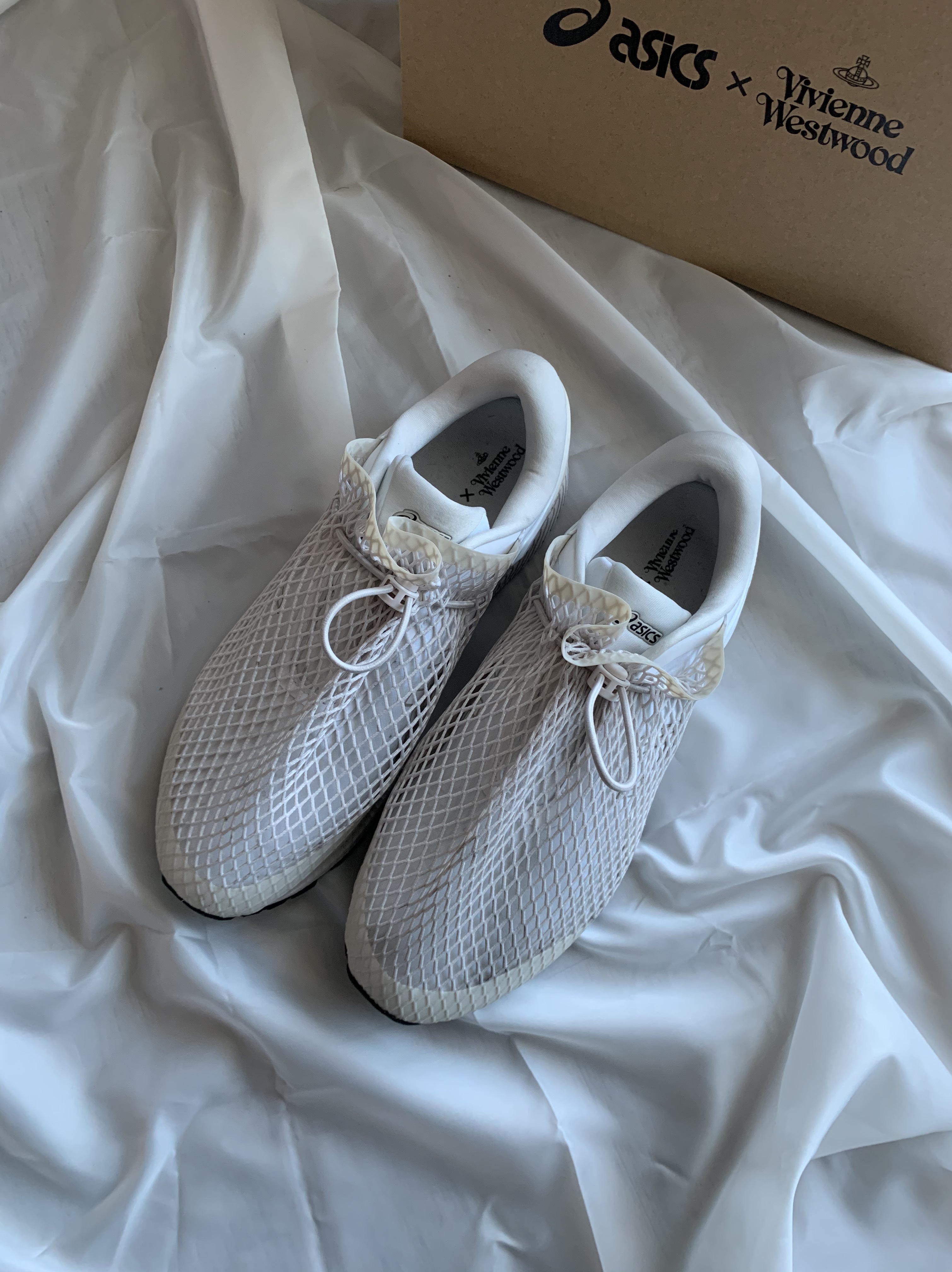 Asics x Vivienne Westwood Gel-Kayano 26 Birch White 착용 스타일 - 4