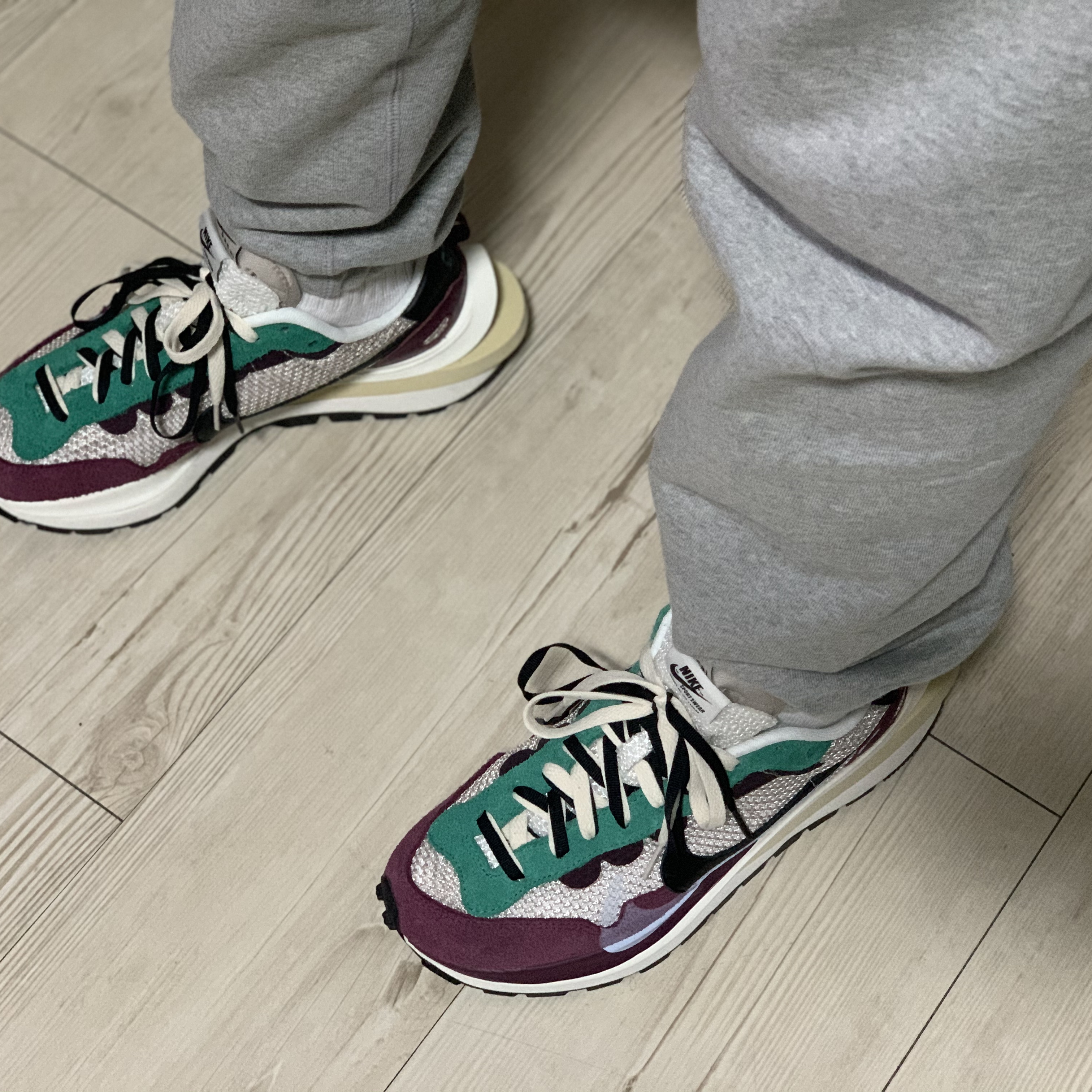 Nike x Sacai VaporWaffle String & Black Villain Red 착용 스타일 - 4