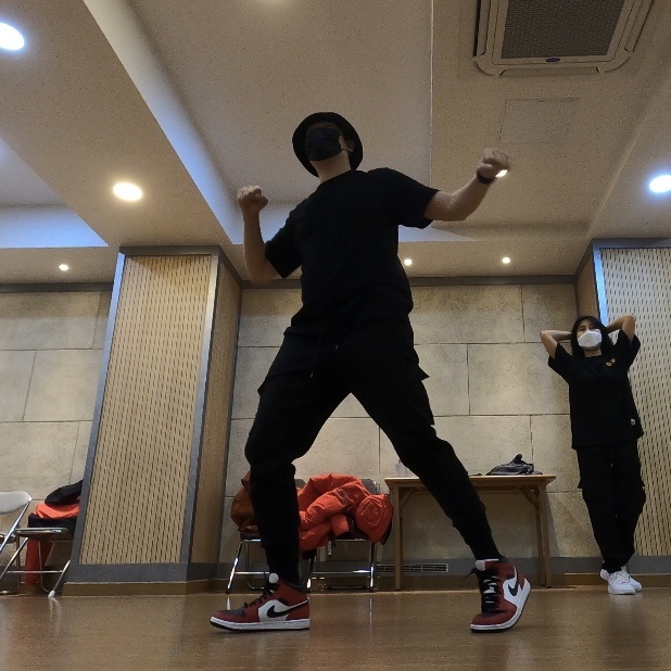 Jordan 1 Mid Chicago Black Toe, Nike Futura Corduroy Bucket Black 착용 스타일