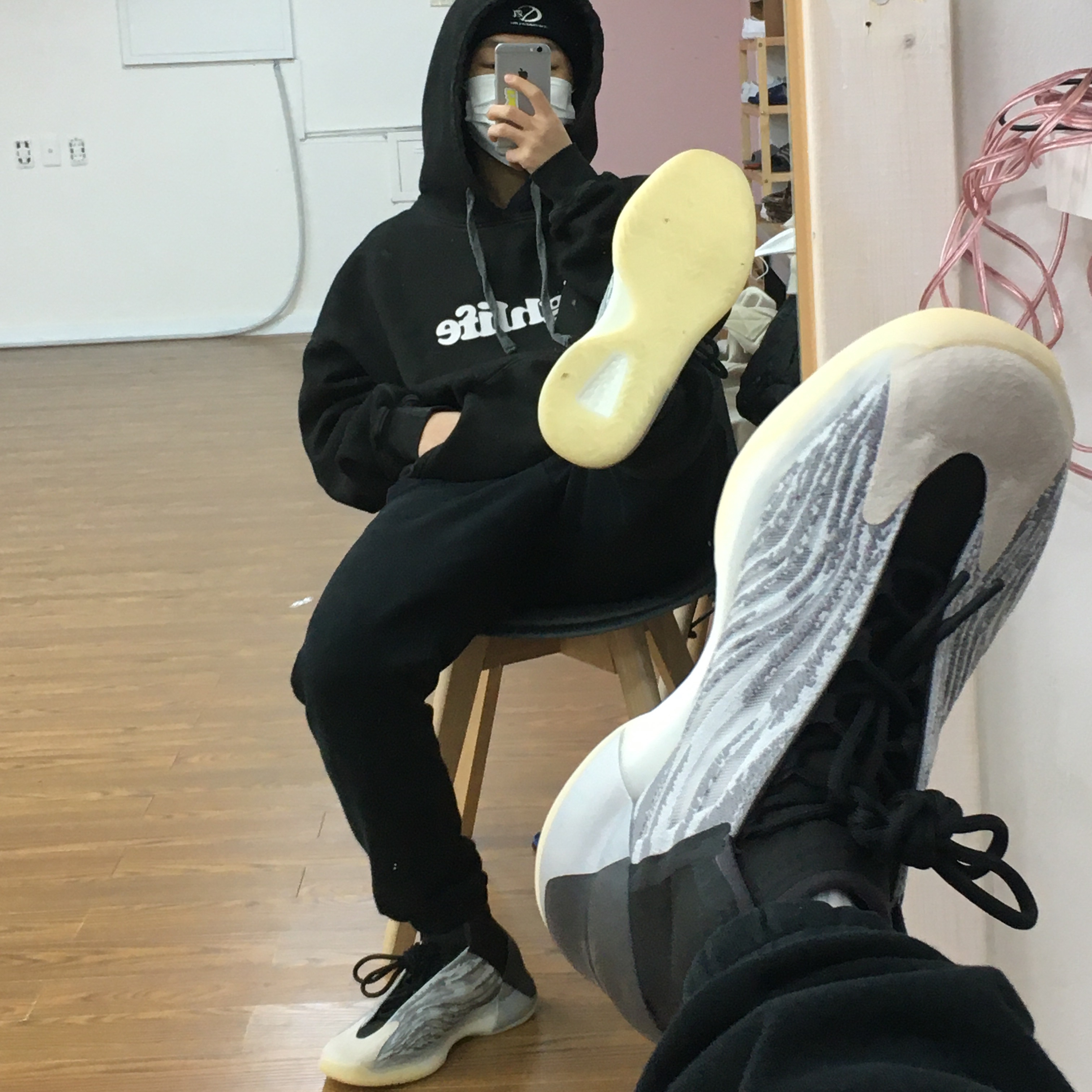Adidas Yeezy QNTM Lifestyle 착용 스타일