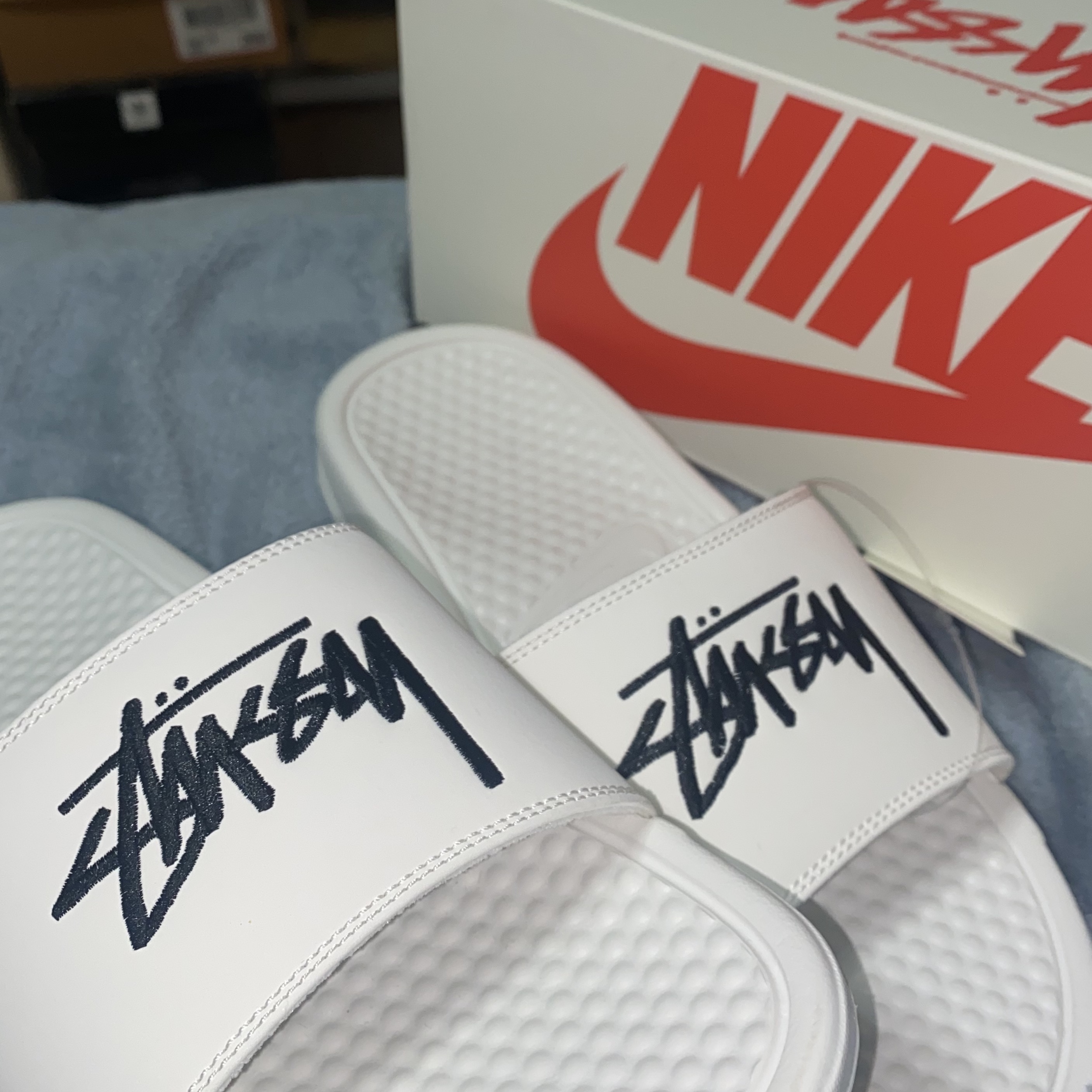 Nike x Stussy Benassi Slide Sail 착용 스타일 - 1