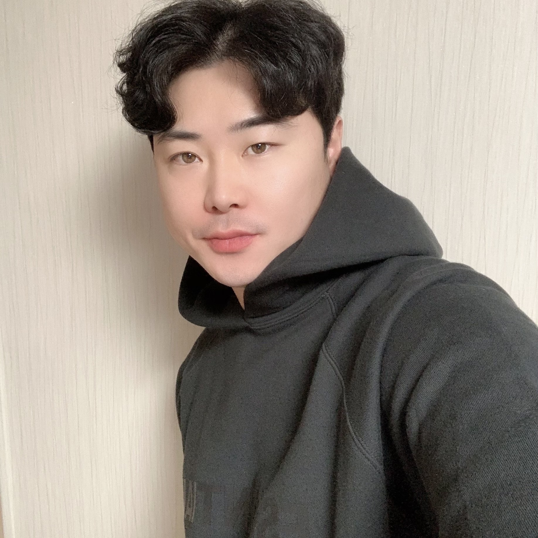 Essentials 3D Silicon Applique Pullover Hoodie Dark Slate/Black 2020 착용 스타일