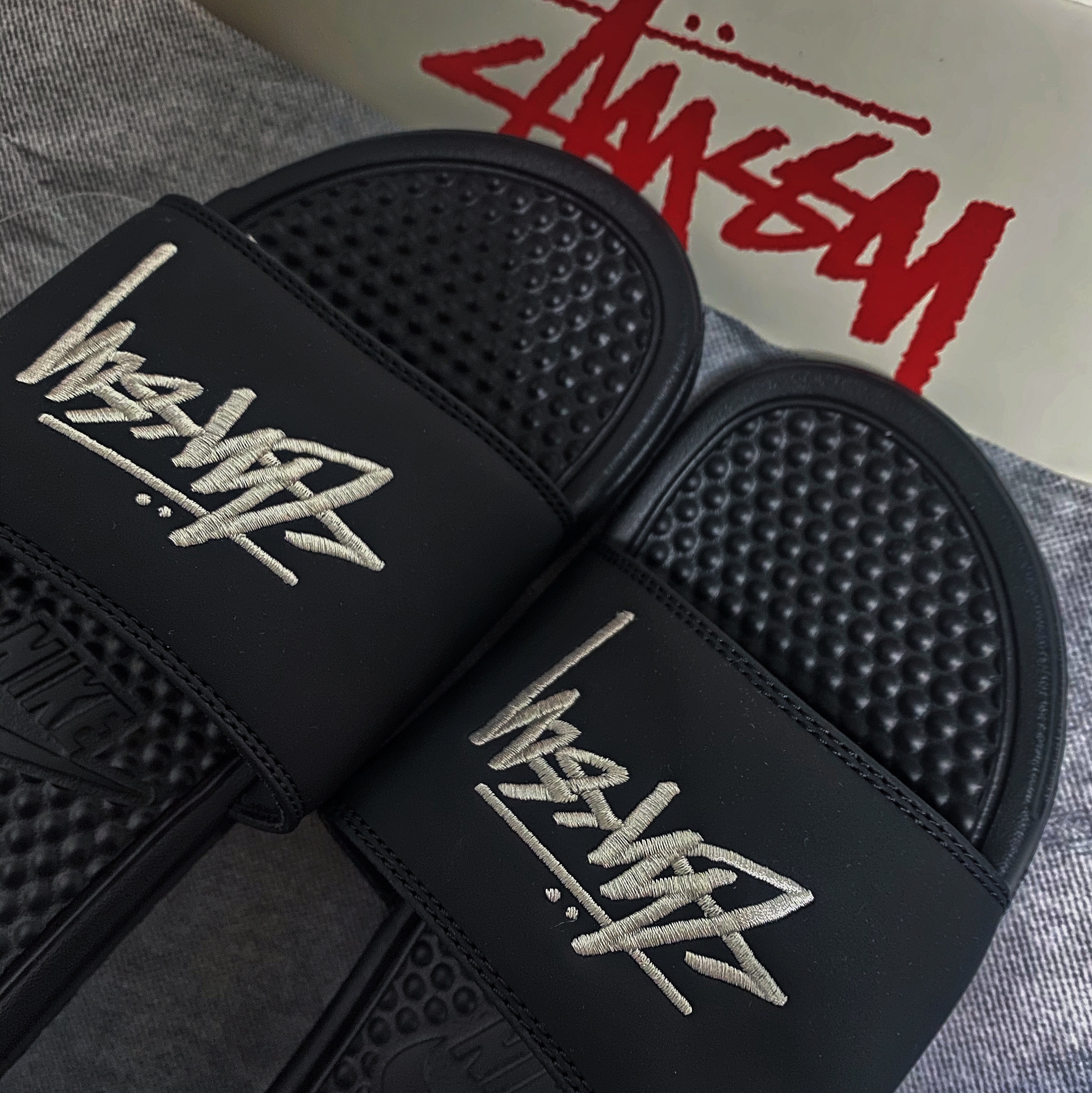 Nike x Stussy Benassi Slide Black 착용 스타일 - 1