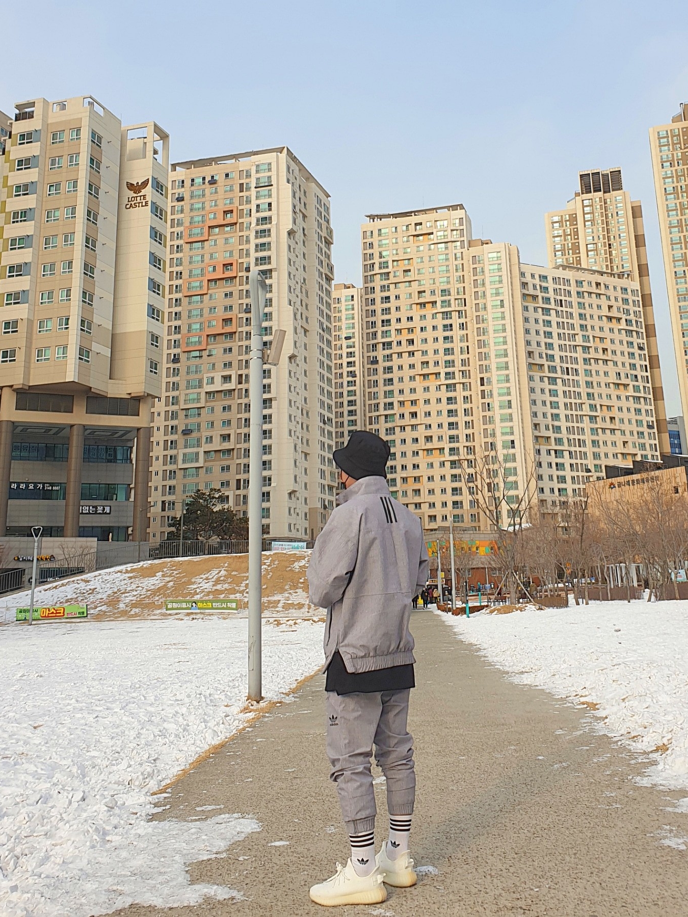 Adidas Yeezy Boost 350 V2 Cream/Triple White 착용 스타일