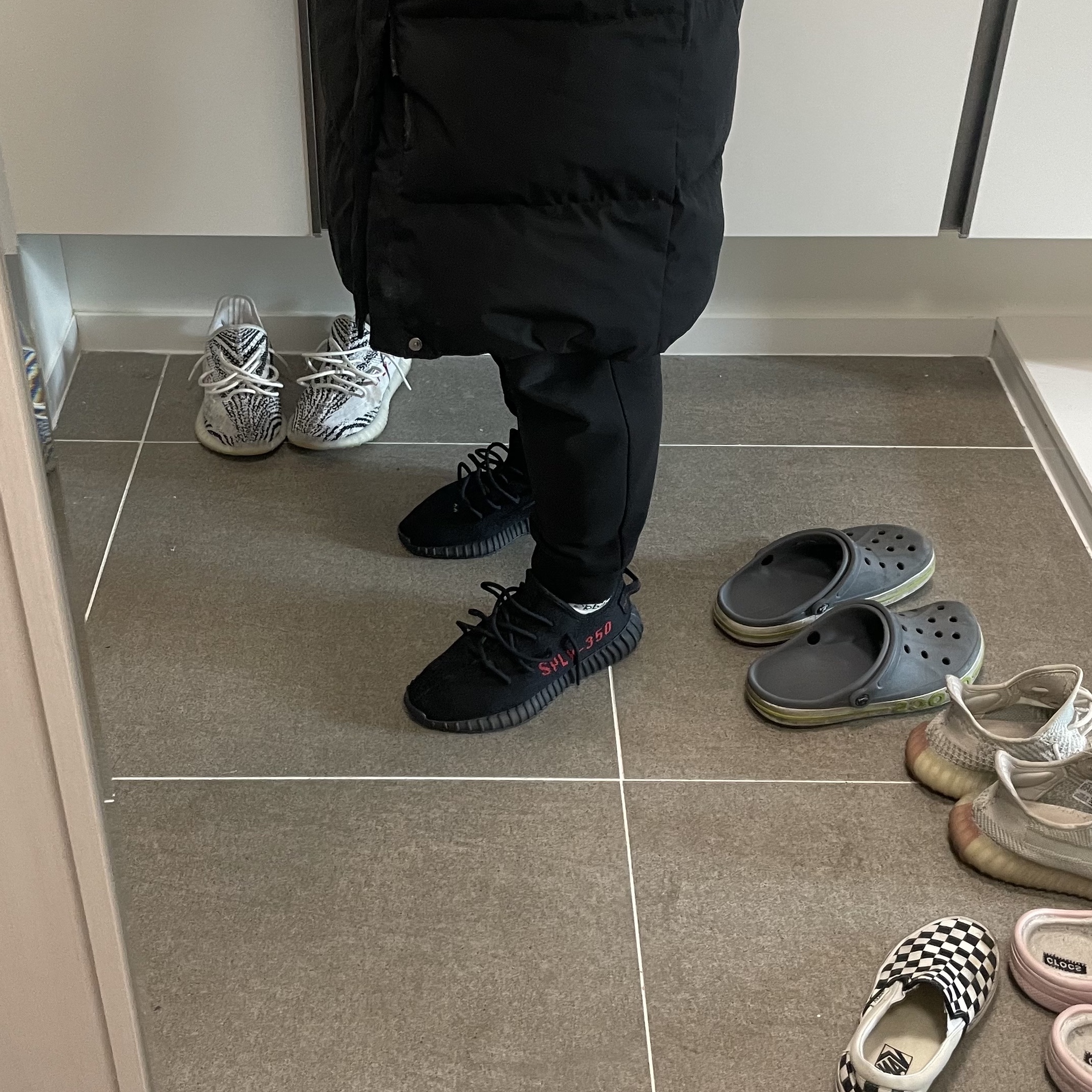 Adidas Yeezy Boost 350 V2 Black Red 2020 착용 스타일