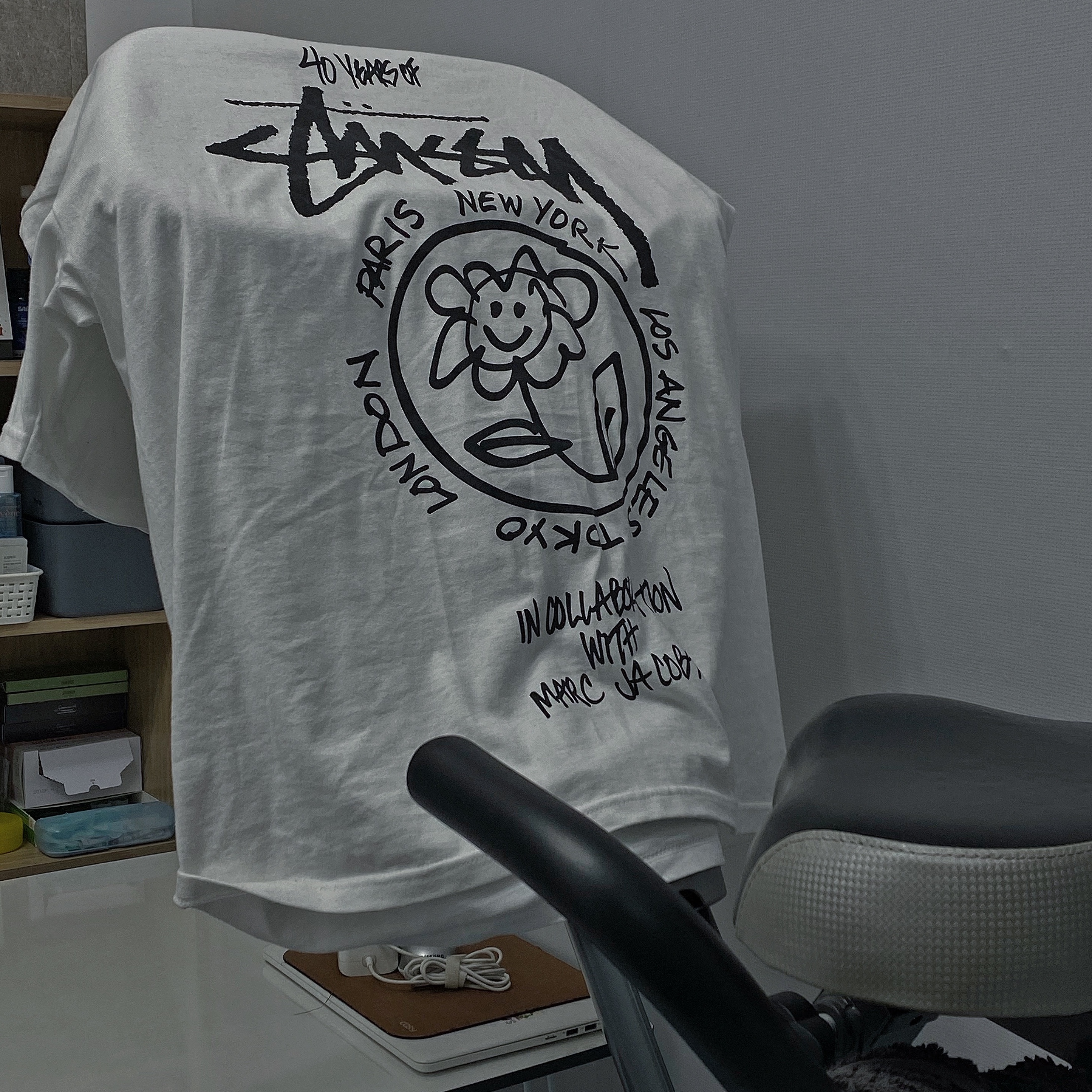 Stussy x Marc Jacobs 40 WT T-Shirt 착용 스타일 - 2