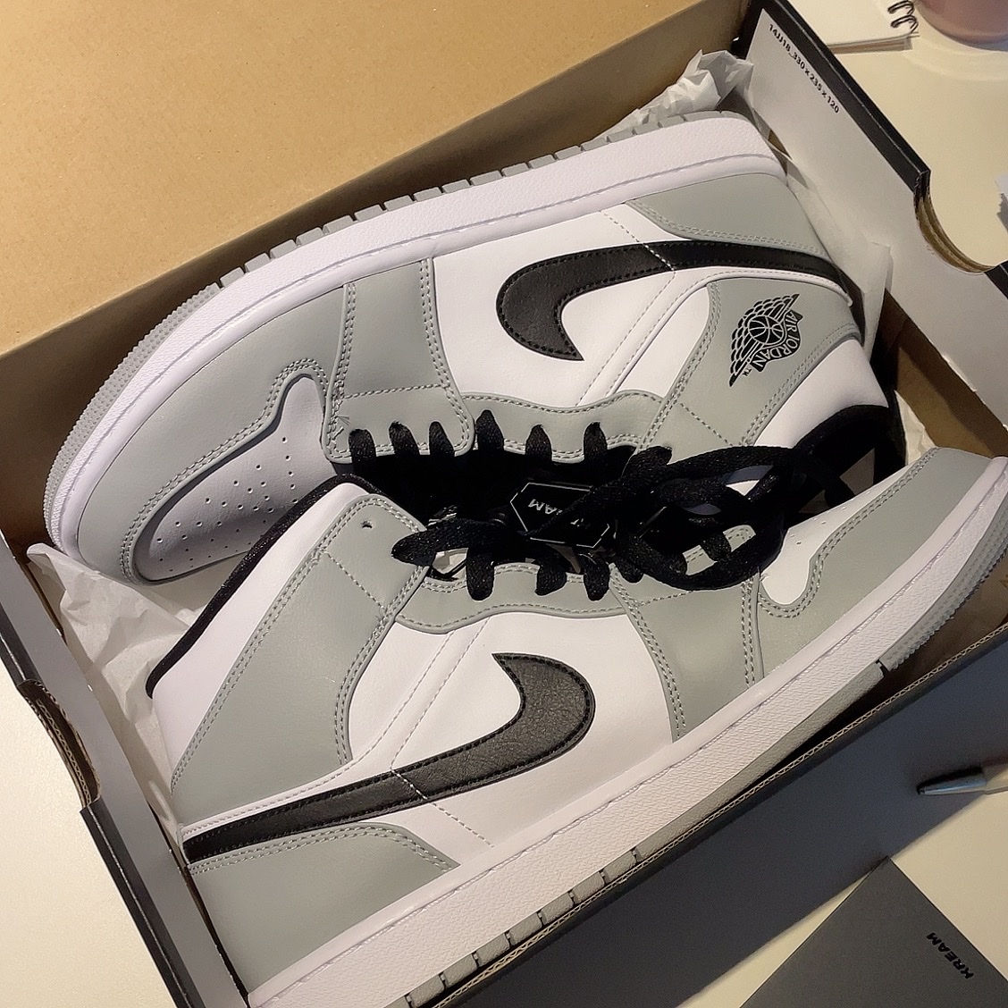 Jordan 1 Mid Light Smoke Grey 착용 스타일