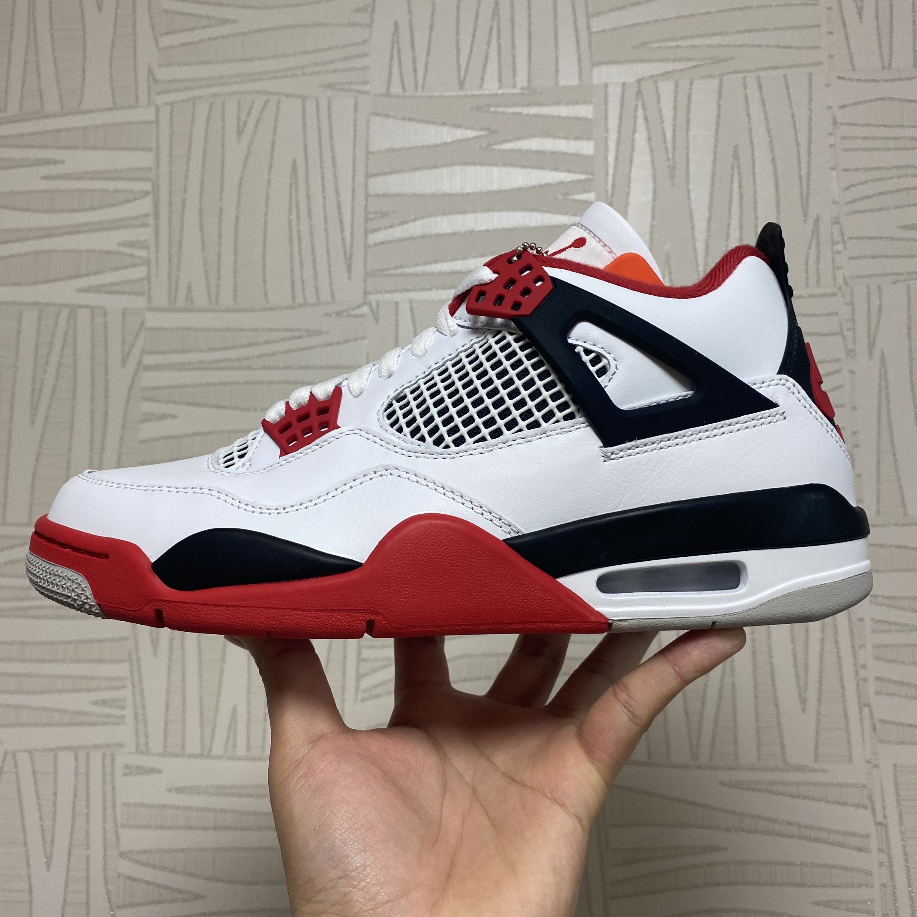 Jordan 4 Retro OG Fire Red 2020 착용 스타일 - 1