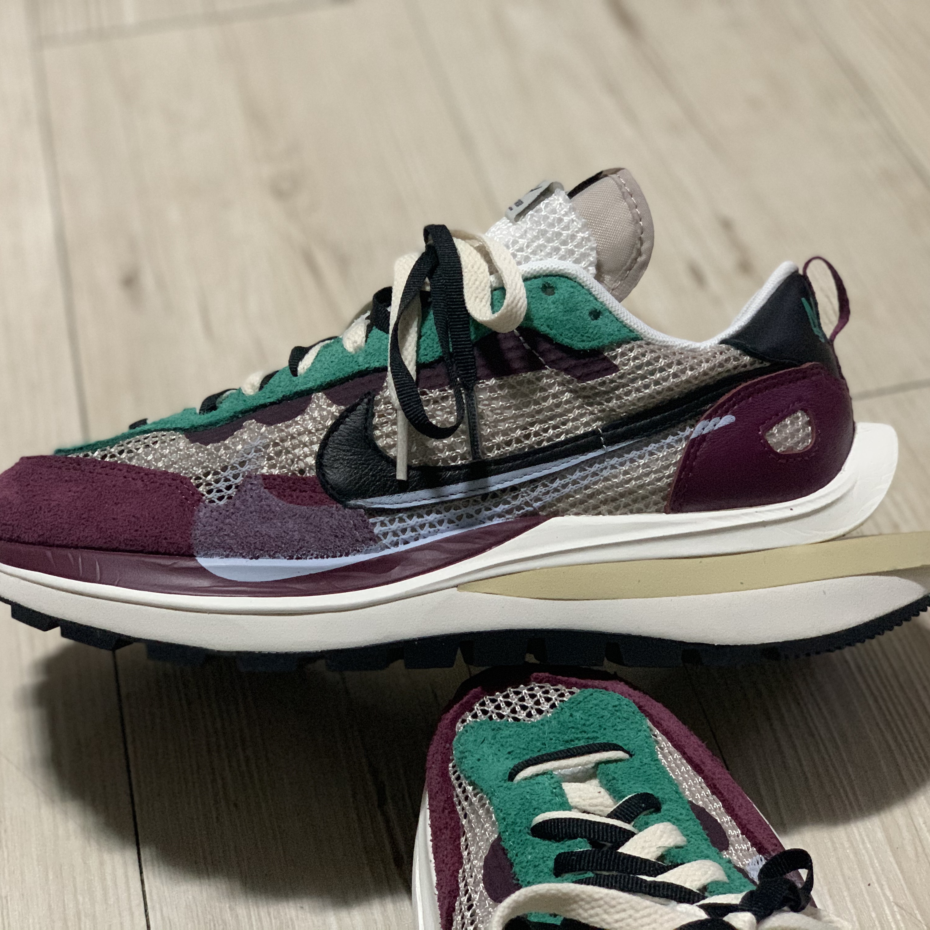 Nike x Sacai VaporWaffle String & Black Villain Red 착용 스타일 - 3