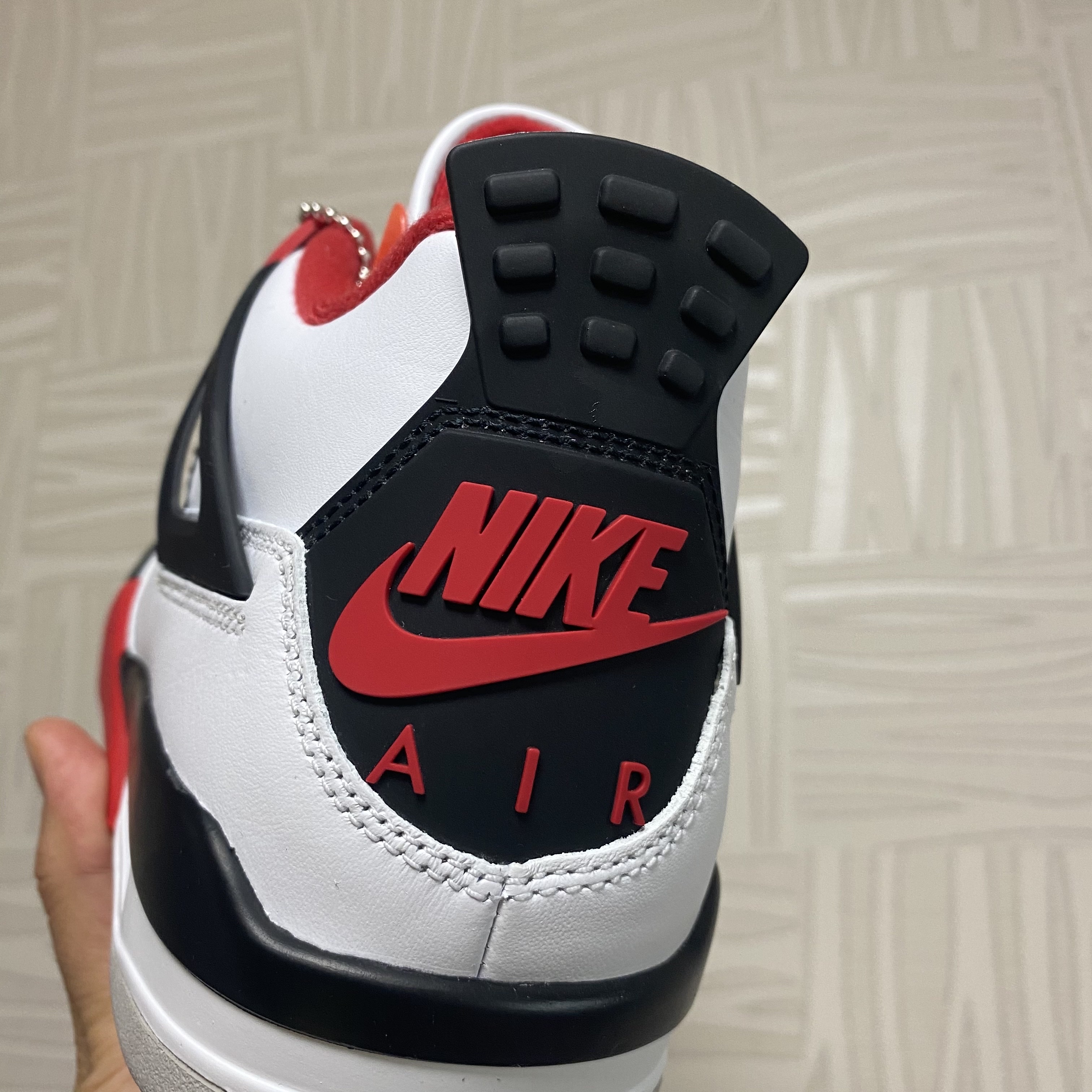 Jordan 4 Retro OG Fire Red 2020 착용 스타일 - 3