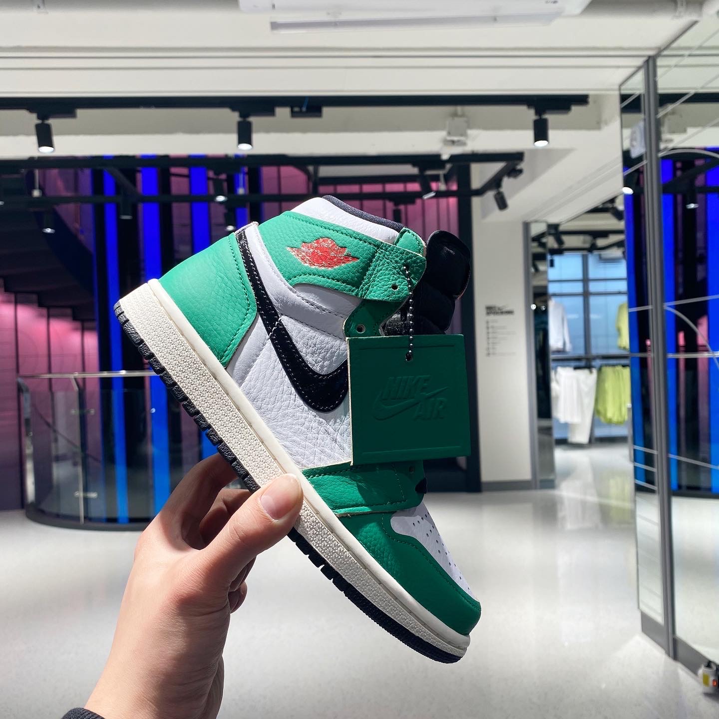 (W) Jordan 1 Retro High OG Lucky Green 착용 스타일 - 1