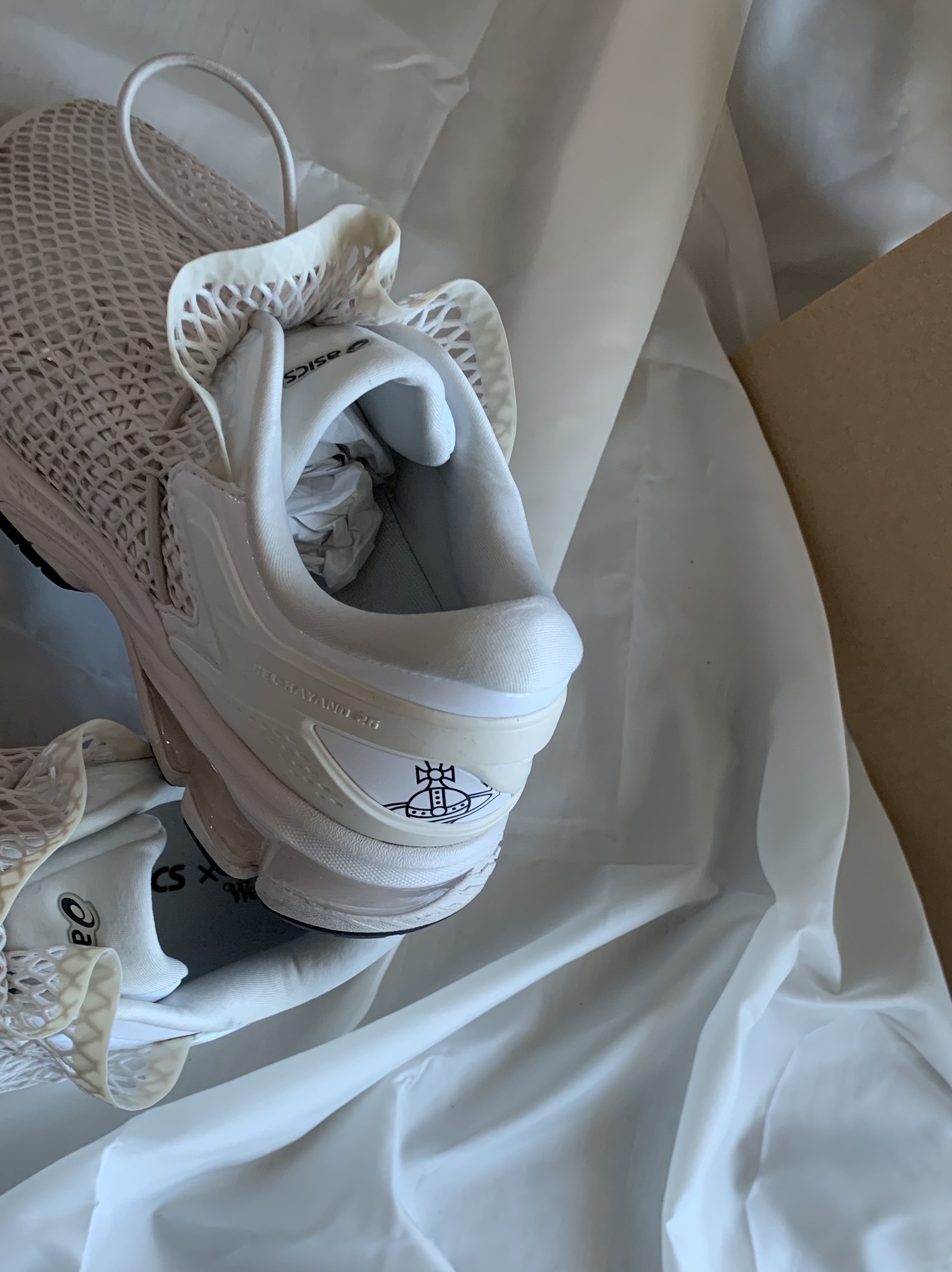 Asics x Vivienne Westwood Gel-Kayano 26 Birch White 착용 스타일 - 2