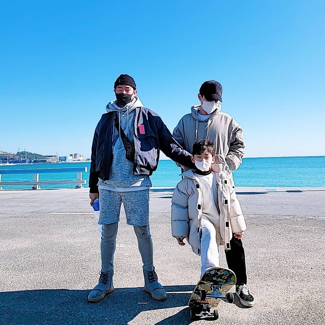 Adidas Yeezy Boost 750 Light Grey Glow In the Dark 착용 스타일 - 2
