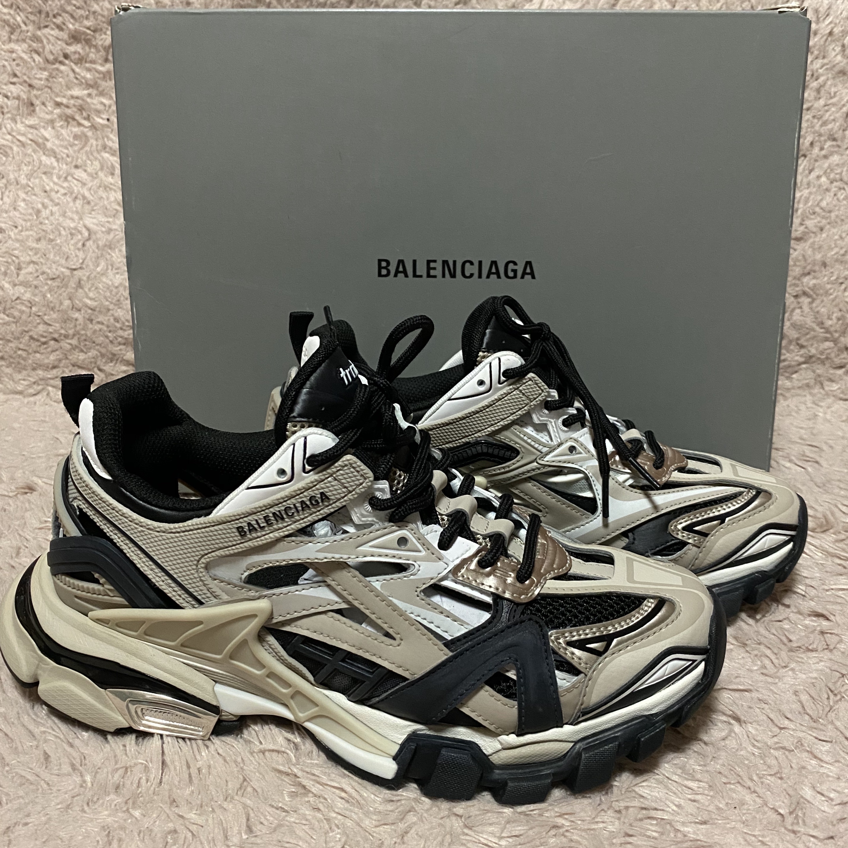 Balenciaga Track.2 Sneakers Beige Black 착용 스타일