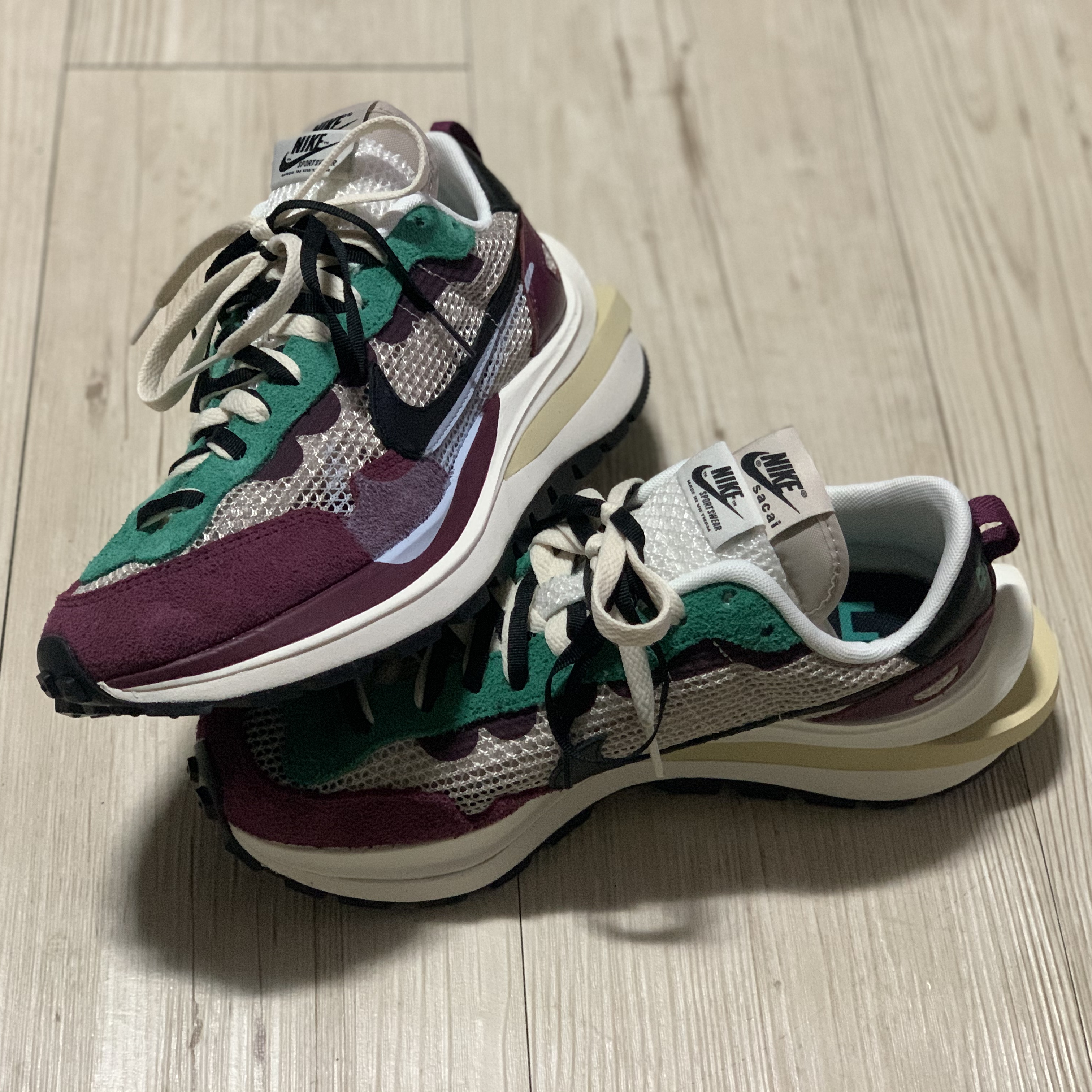 Nike x Sacai VaporWaffle String & Black Villain Red 착용 스타일 - 2