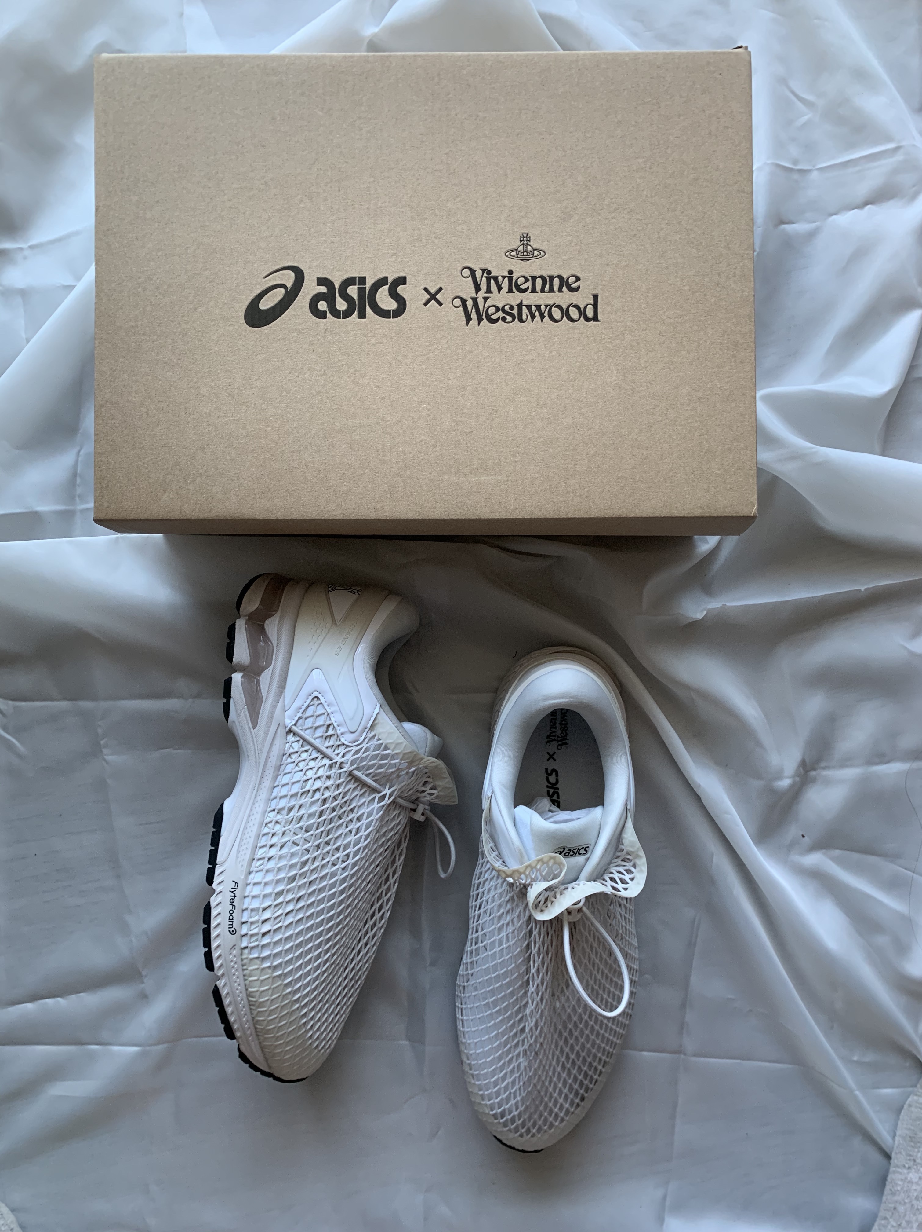 Asics x Vivienne Westwood Gel-Kayano 26 Birch White 착용 스타일 - 1
