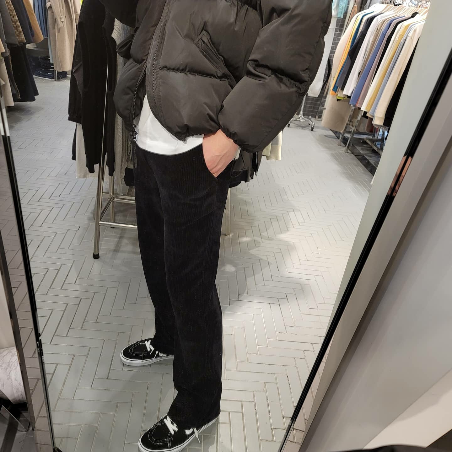 Vans Sk8-Hi Black White 착용 스타일 - 2
