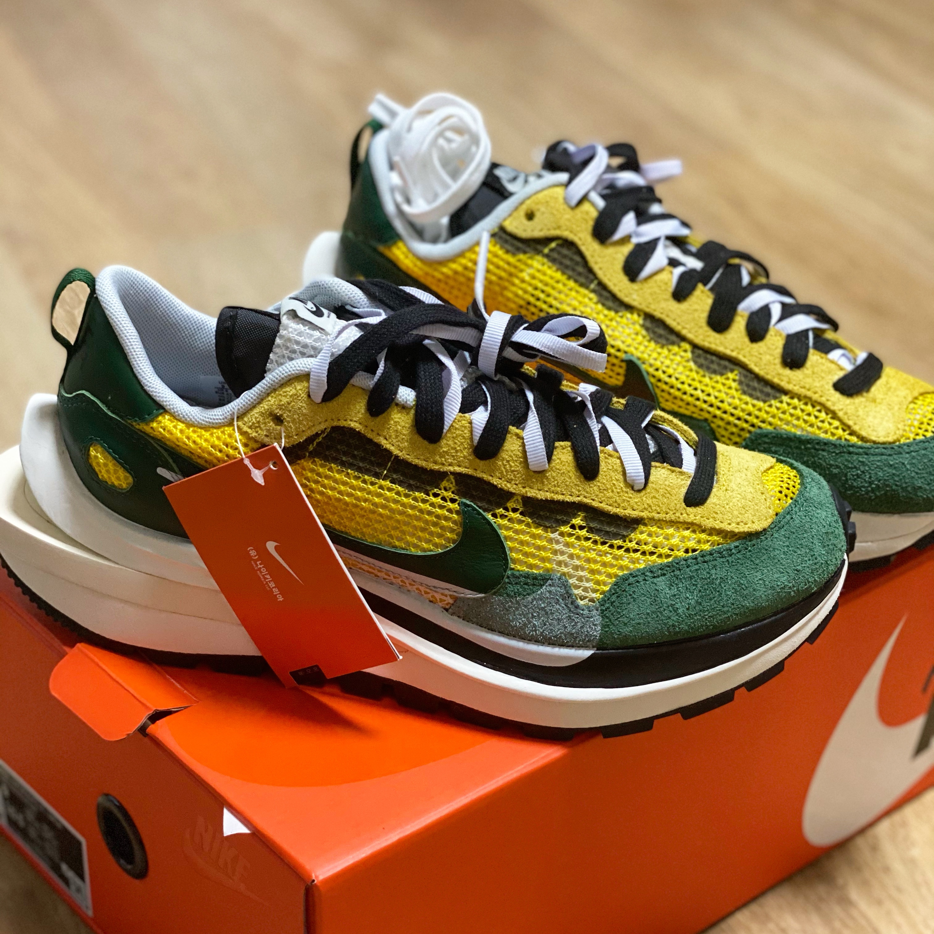 Nike x Sacai VaporWaffle Tour Yellow & Gorge Green Sail 착용 스타일