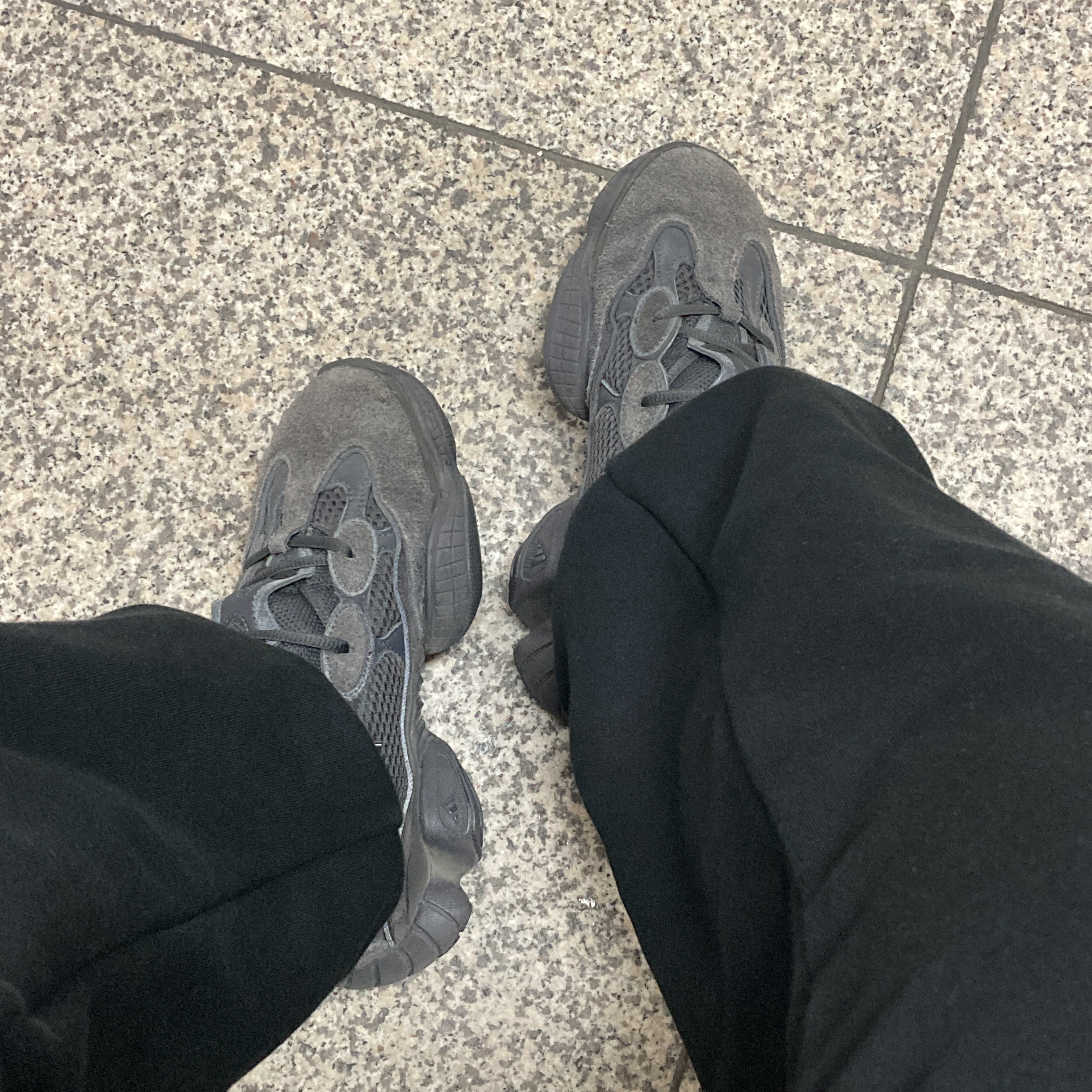 Adidas Yeezy 500 Utility Black 2018/2020 착용 스타일