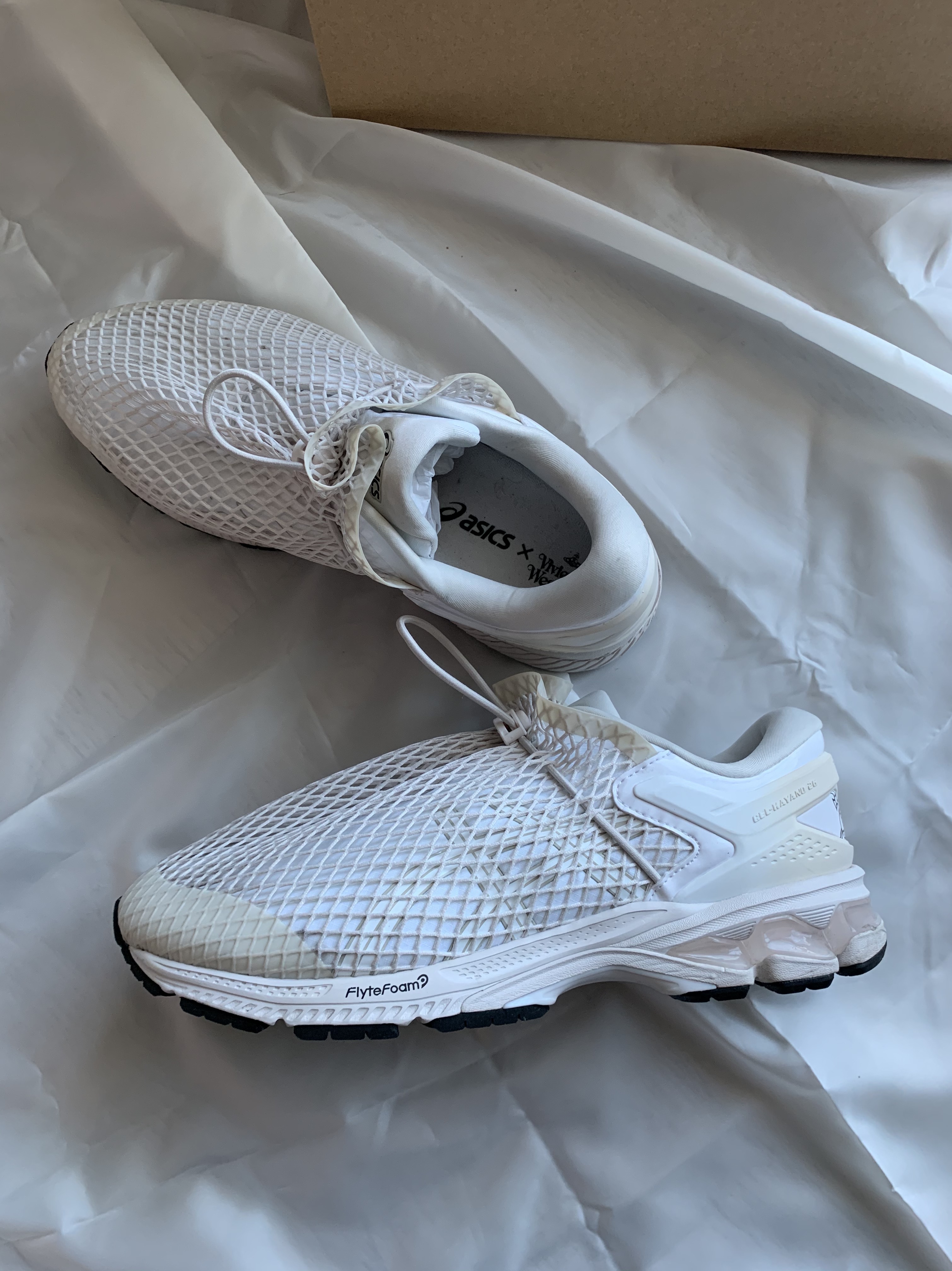 Asics x Vivienne Westwood Gel-Kayano 26 Birch White 착용 스타일 - 3