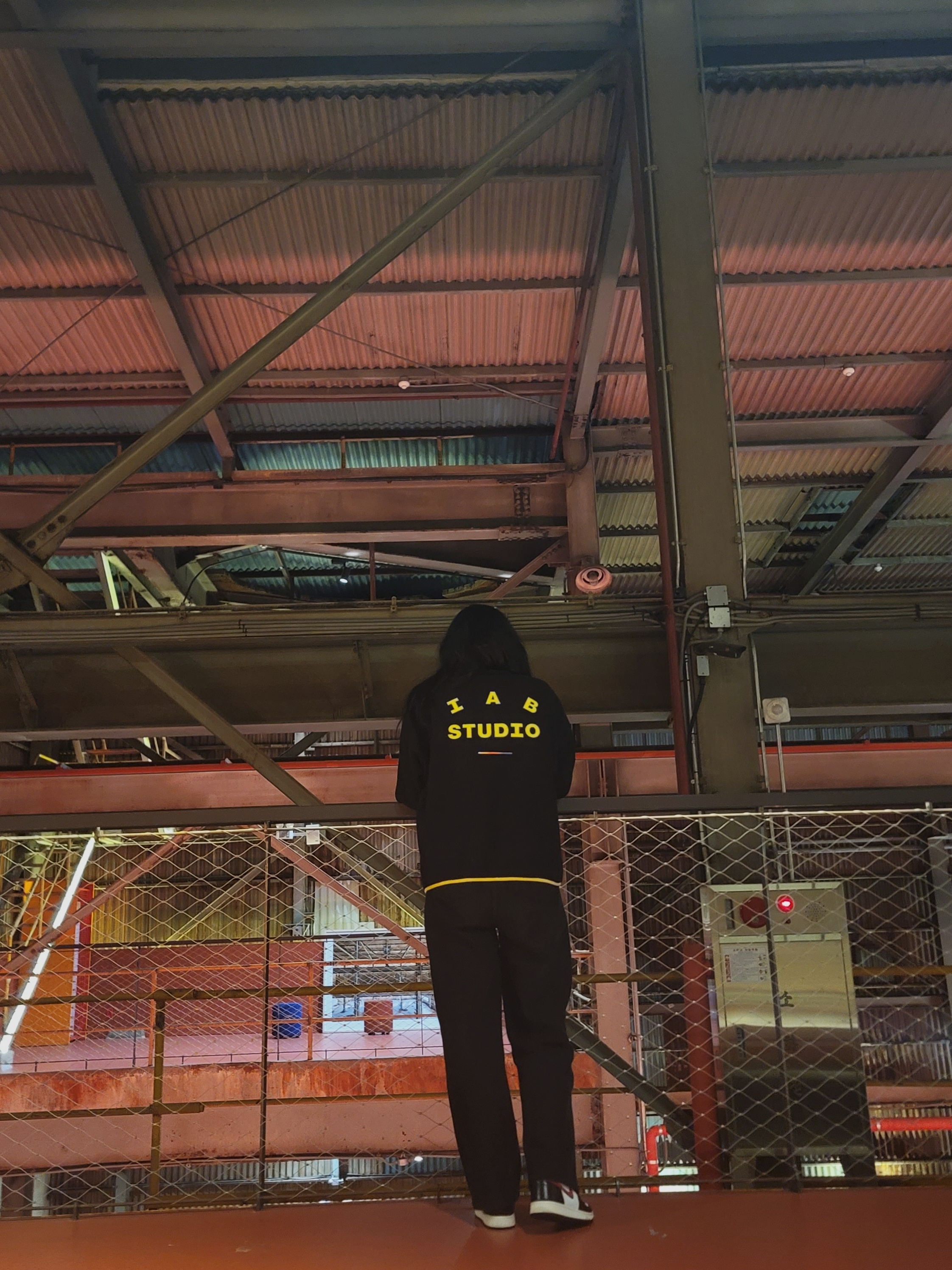 IAB Studio x Asics Fleece Shirt Black, Jordan 1 Retro High OG Gym Red 착용 스타일 - 2