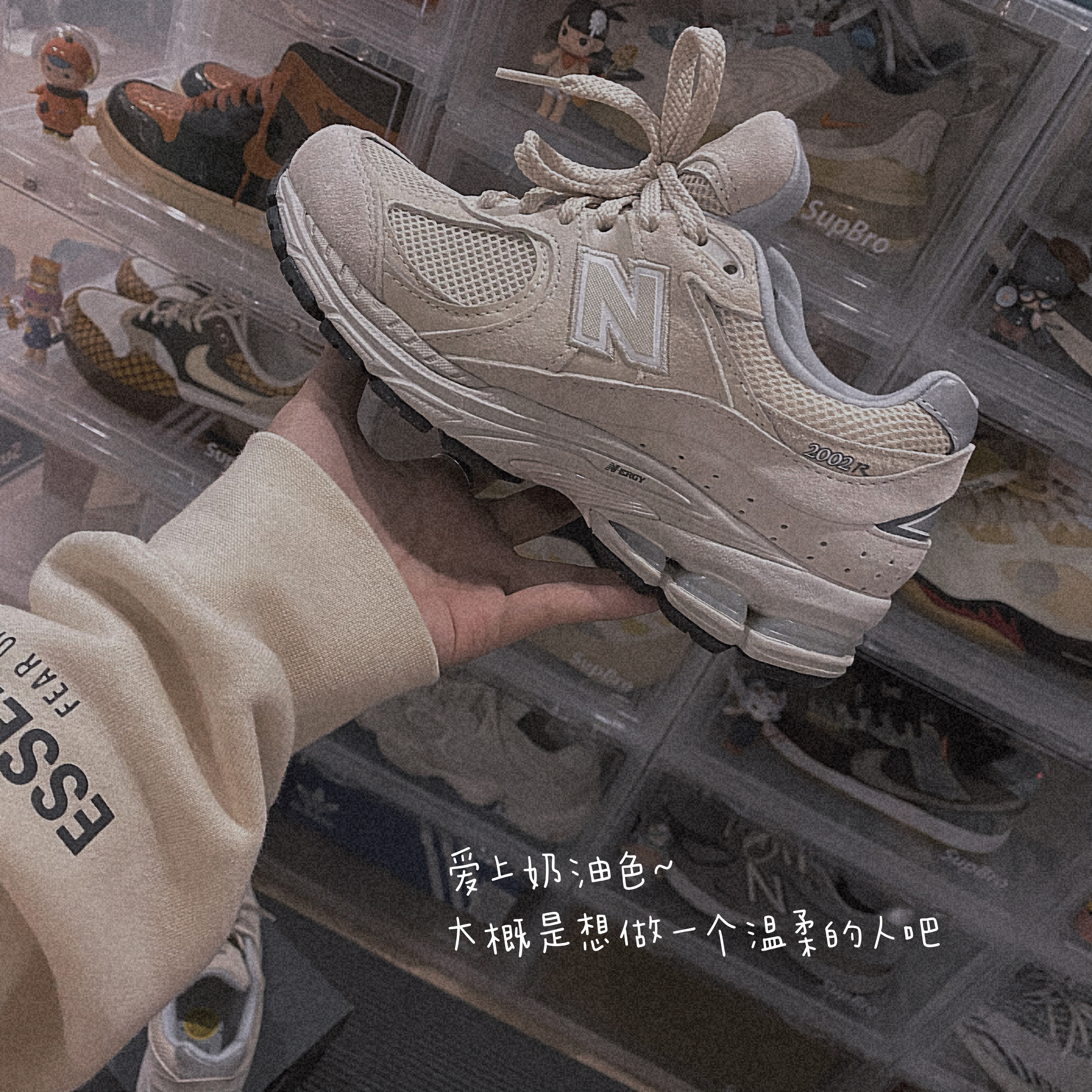 Essentials 3D Silicon Applique Pullover Hoodie Buttercream 2020, New Balance 2002R Beige Bone 착용 스타일
